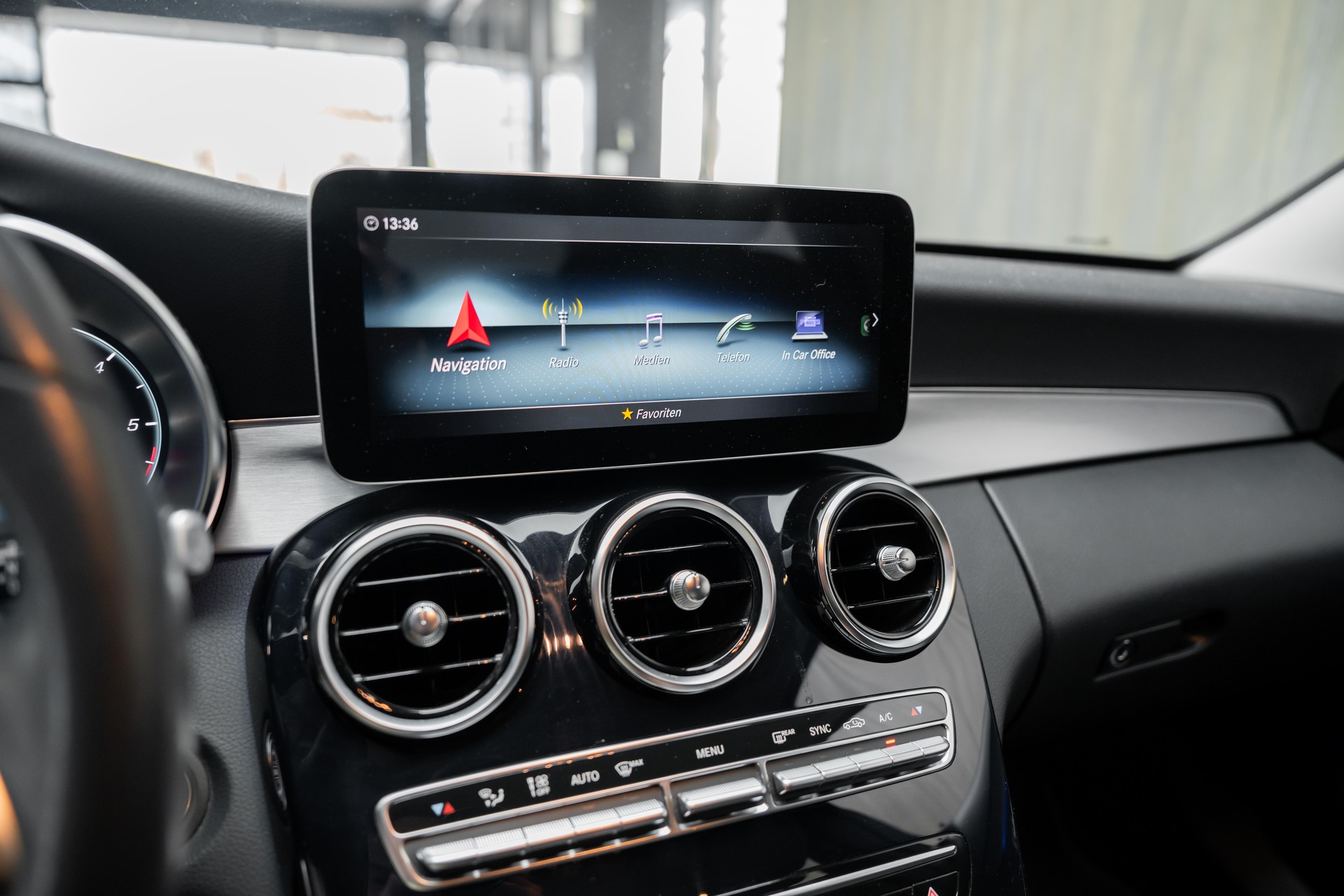 MERCEDES-BENZ C 220 d Swiss Star AMG Line 4Matic 9G-Tronic-image-8