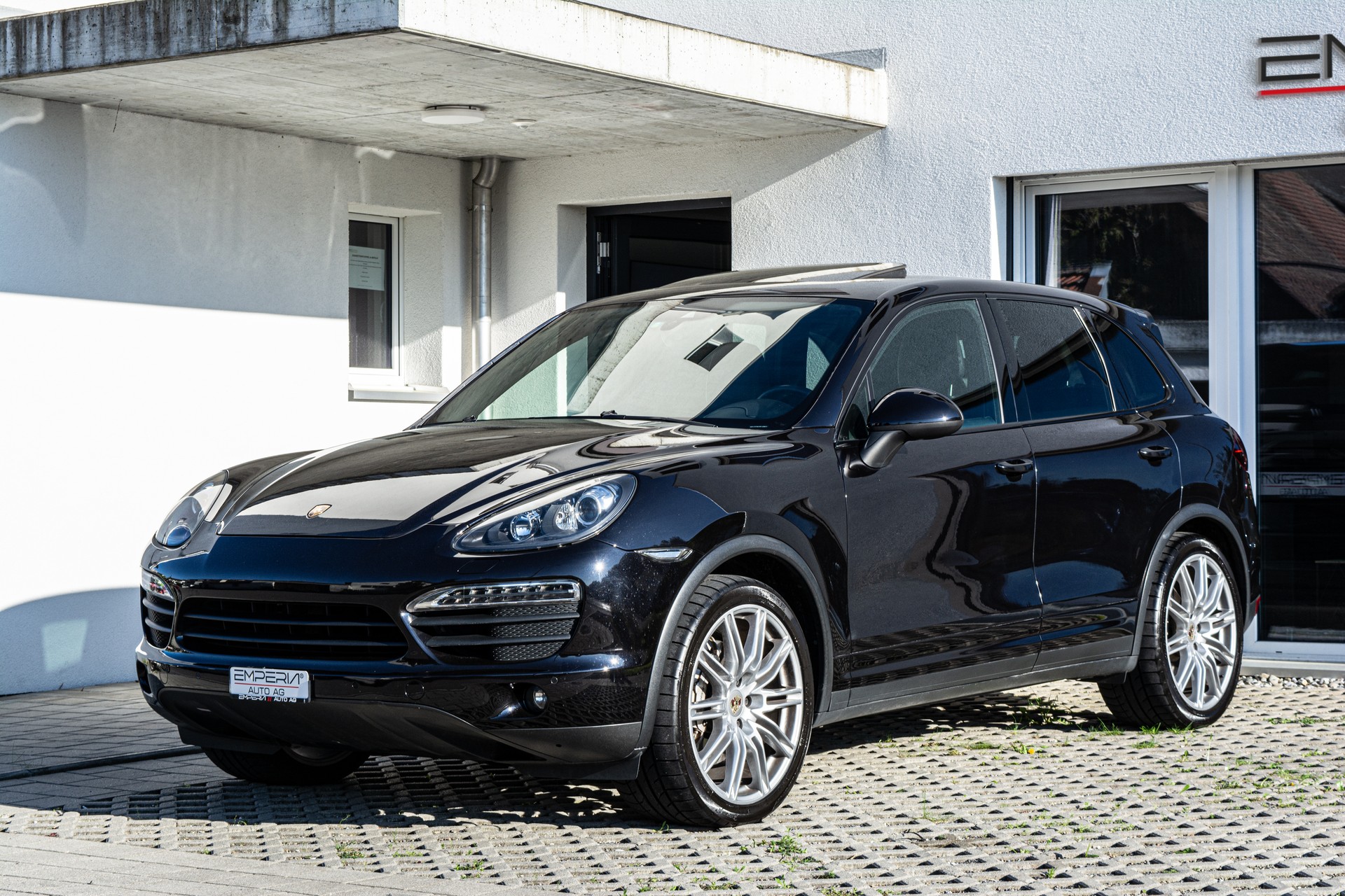 PORSCHE Cayenne S V8-showroom-element-2