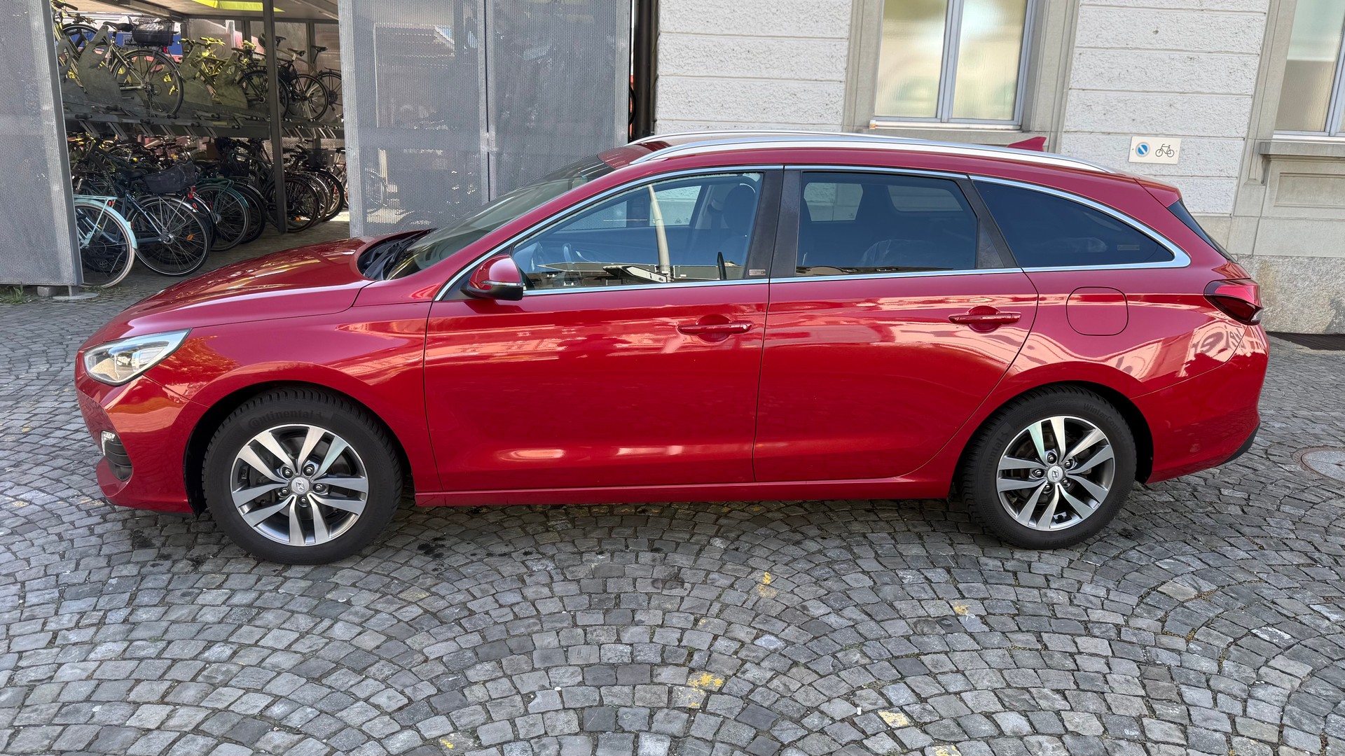 HYUNDAI i30 Wagon 1.6 CRDi Amplia DCT-image-12