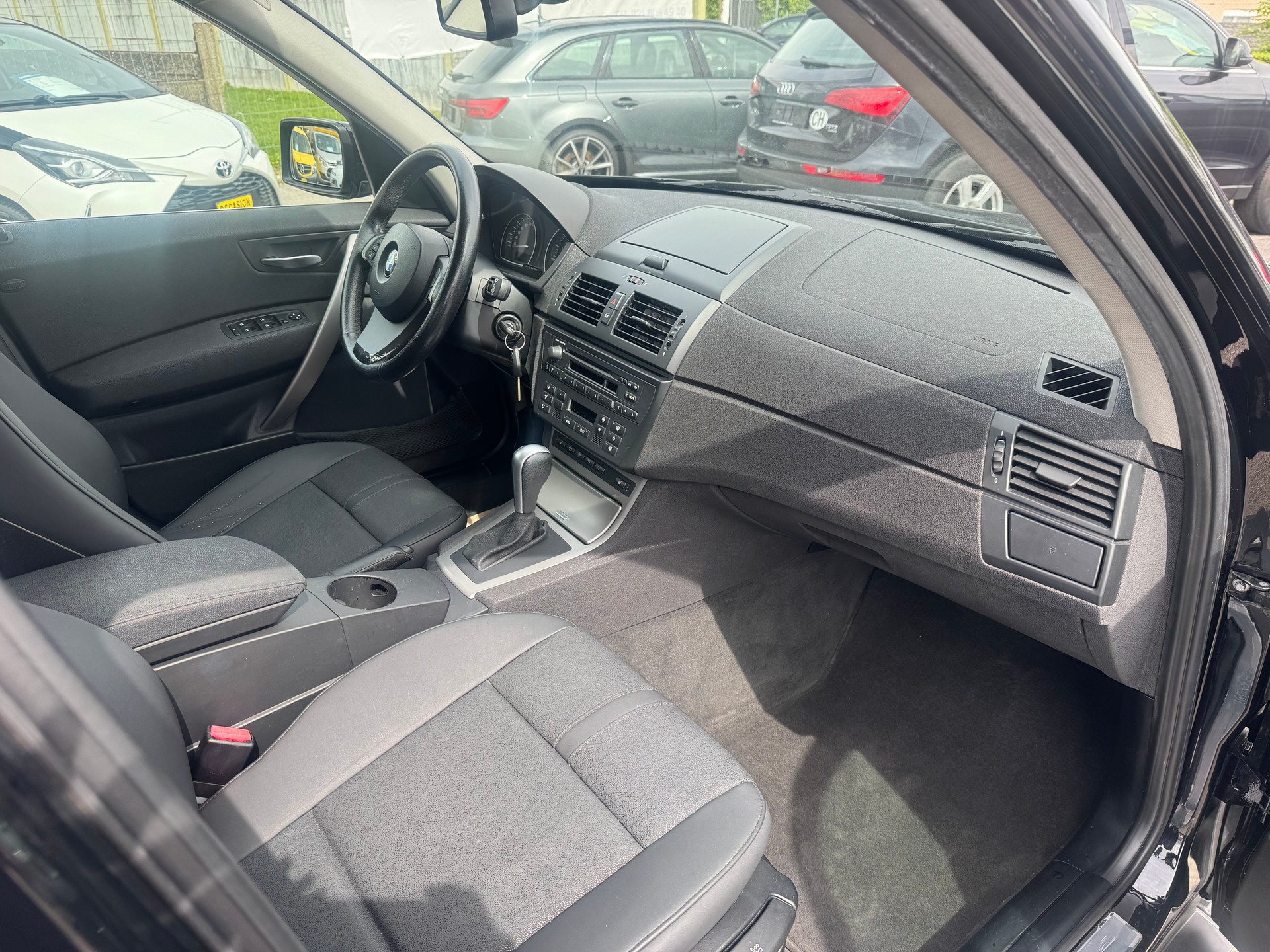 BMW X3 2.5i-image-8
