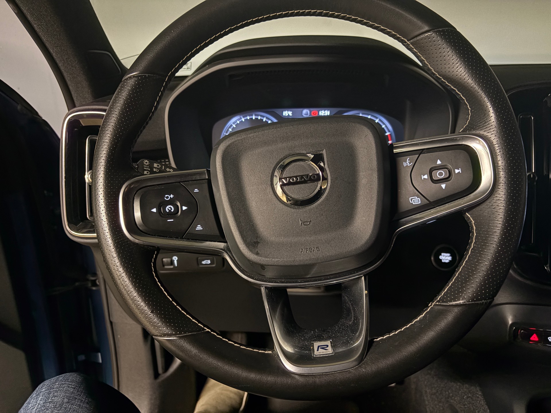 VOLVO XC40 T4 AWD Geartronic R-Design-image-1