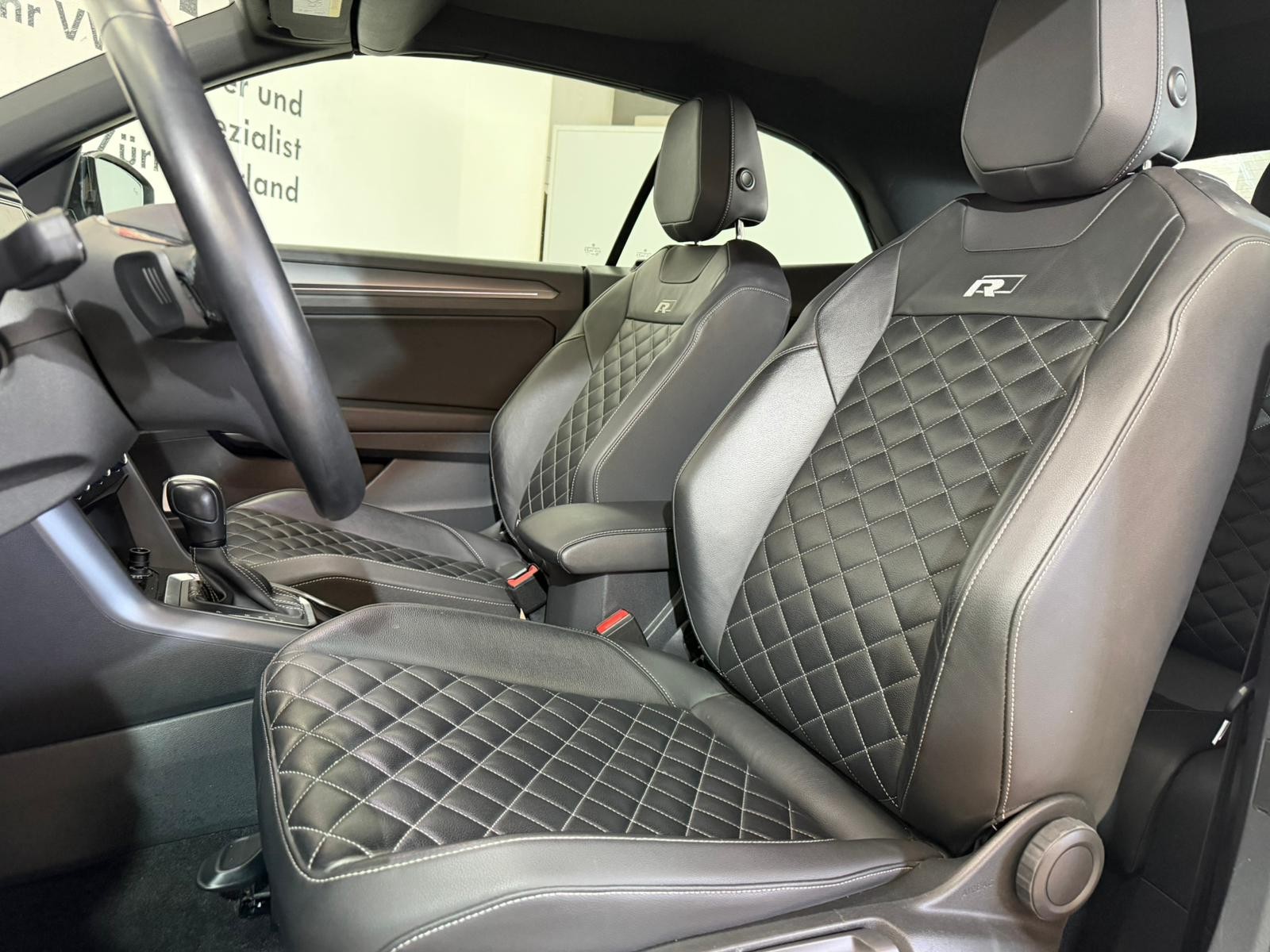 VW T-Roc Cabriolet 1.5 TSI EVO Black & White DSG-image-9