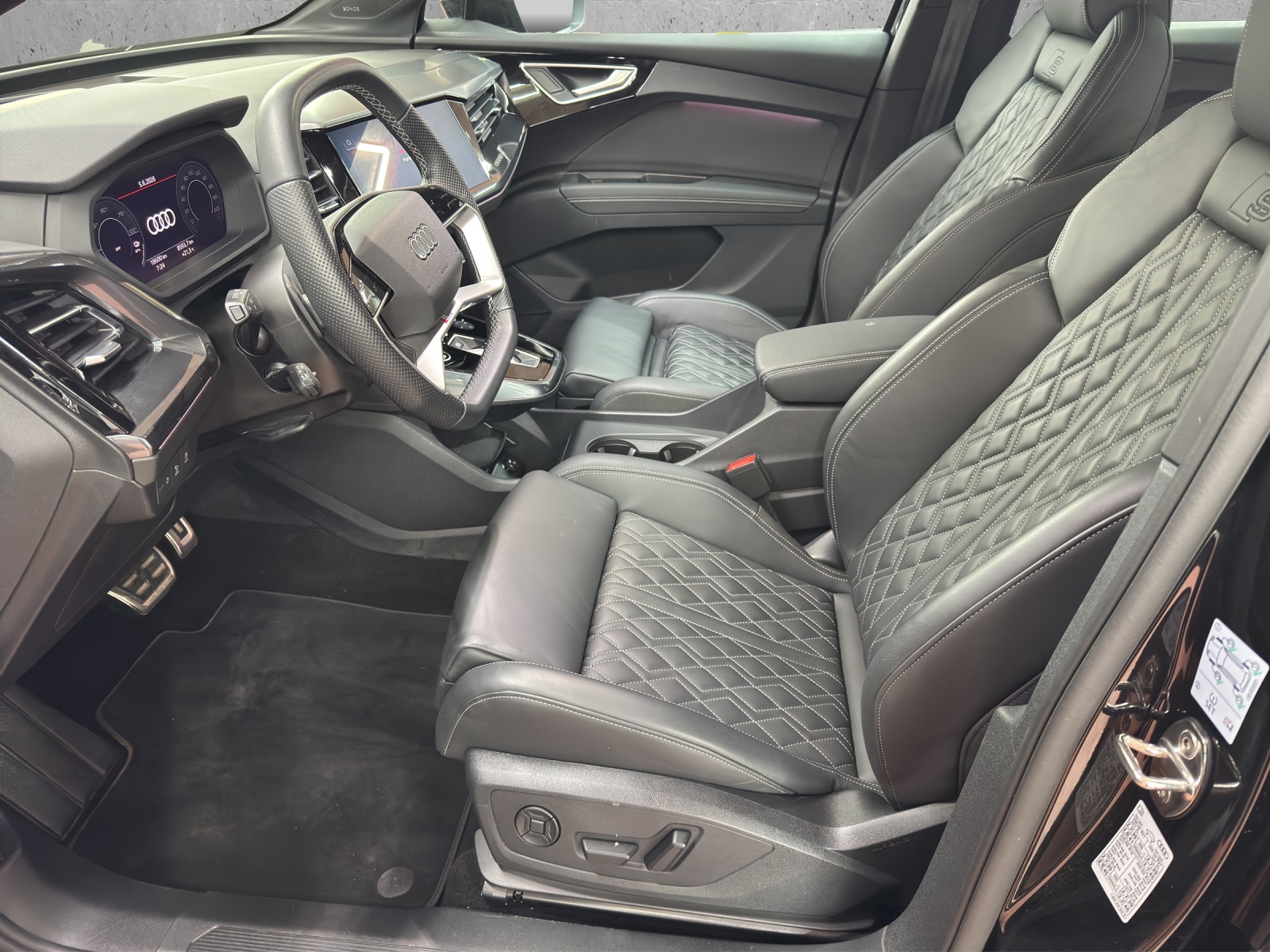 AUDI Q4 e-tron 55 quattro-image-6