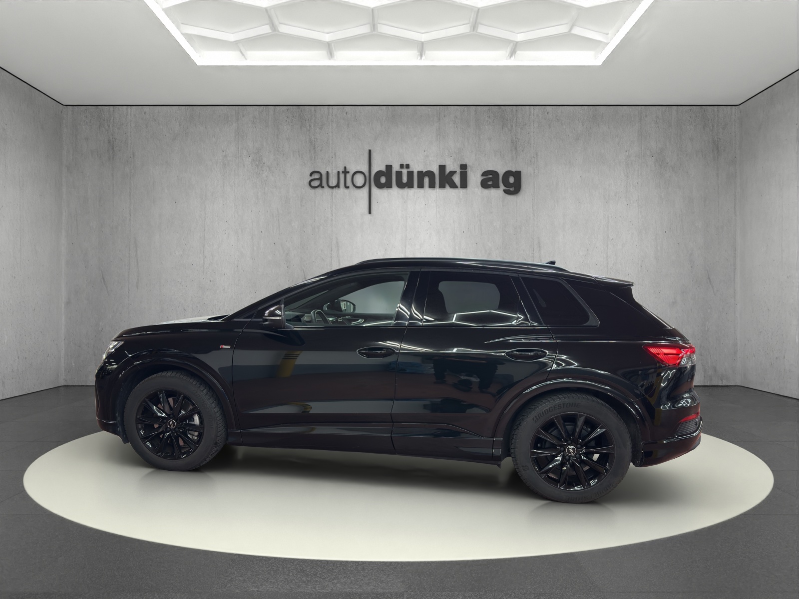 AUDI Q4 e-tron 55 quattro-image-4