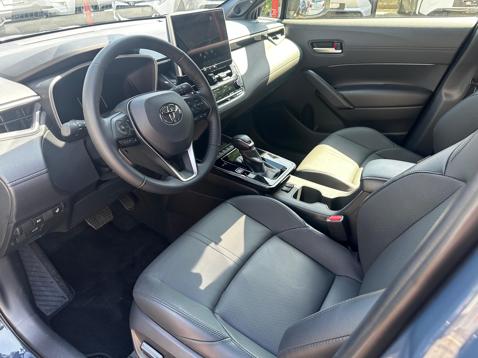 TOYOTA Corolla Cross 2.0 HSD Premium AWD-i-image-10