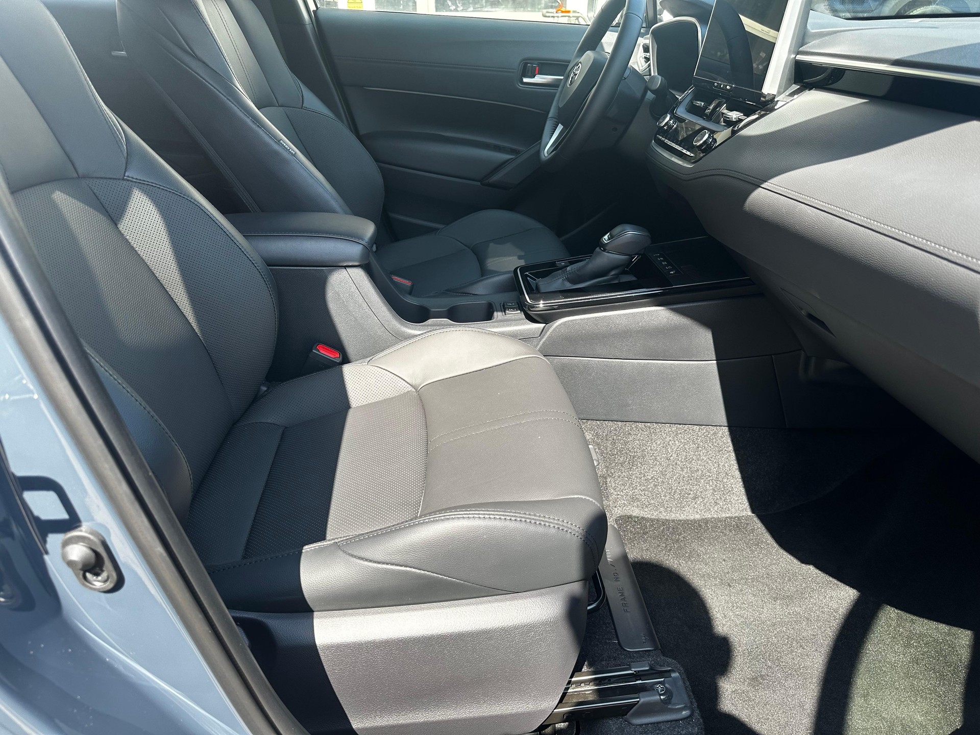 TOYOTA Corolla Cross 2.0 HSD Premium AWD-i-image-15