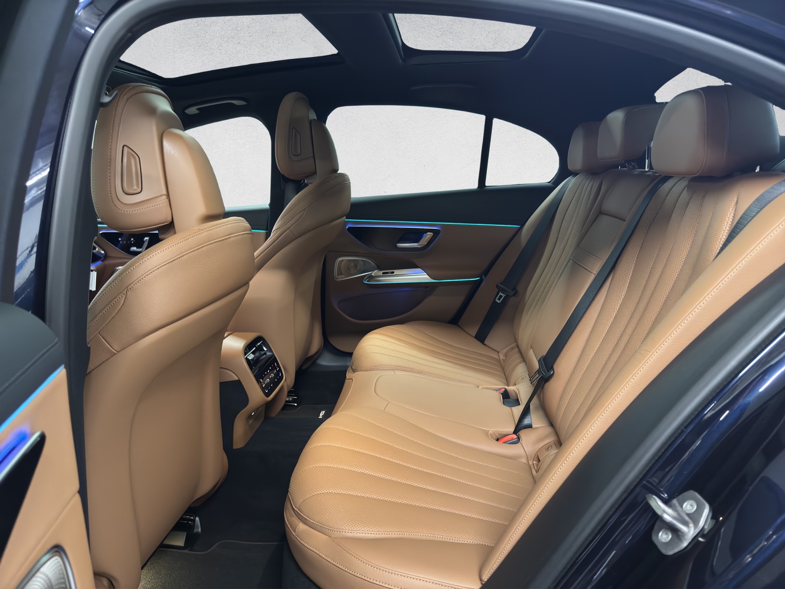 MERCEDES-BENZ E 300 de AMG Line 4Matic-image-13