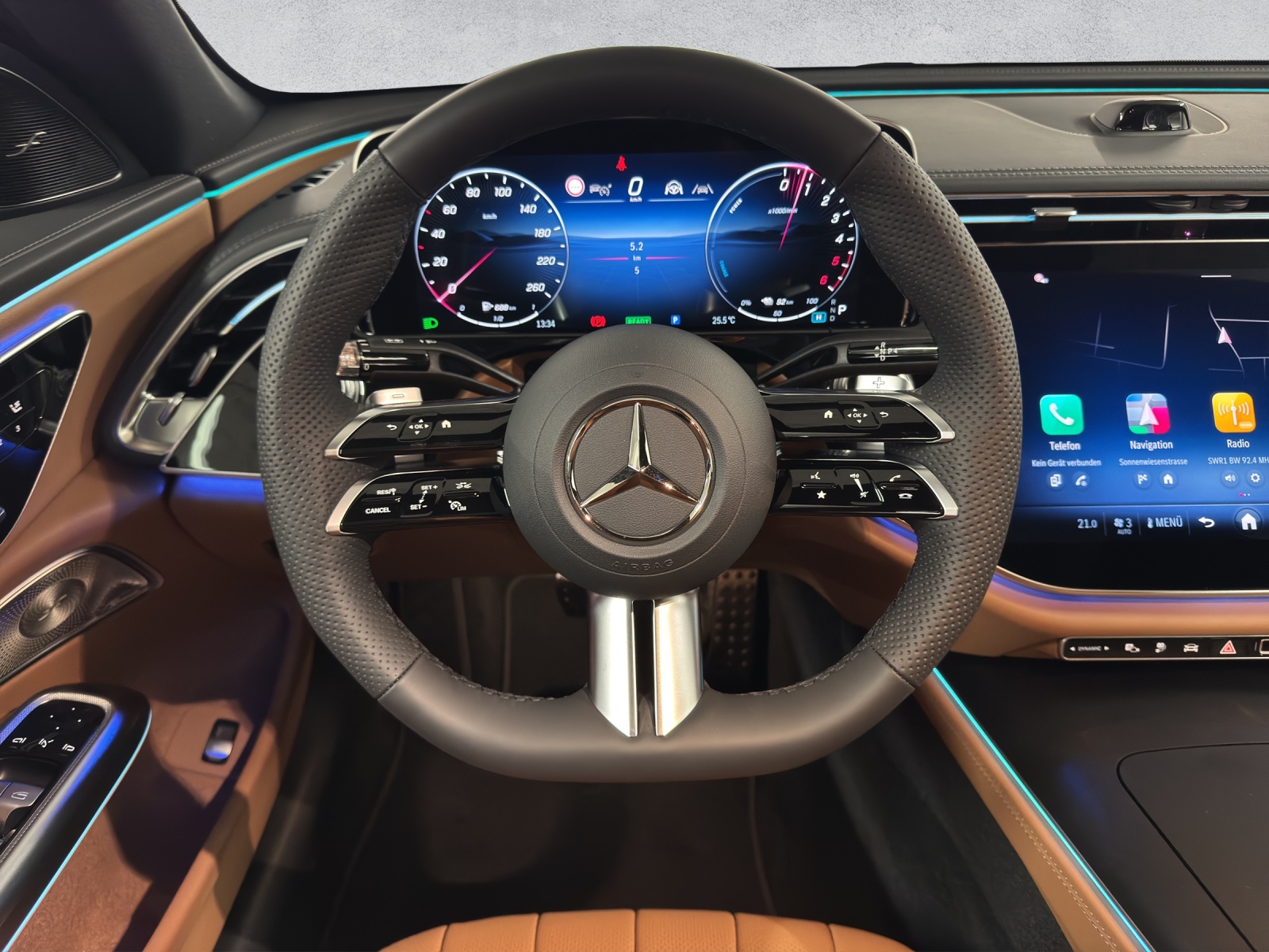 MERCEDES-BENZ E 300 de AMG Line 4Matic-image-12