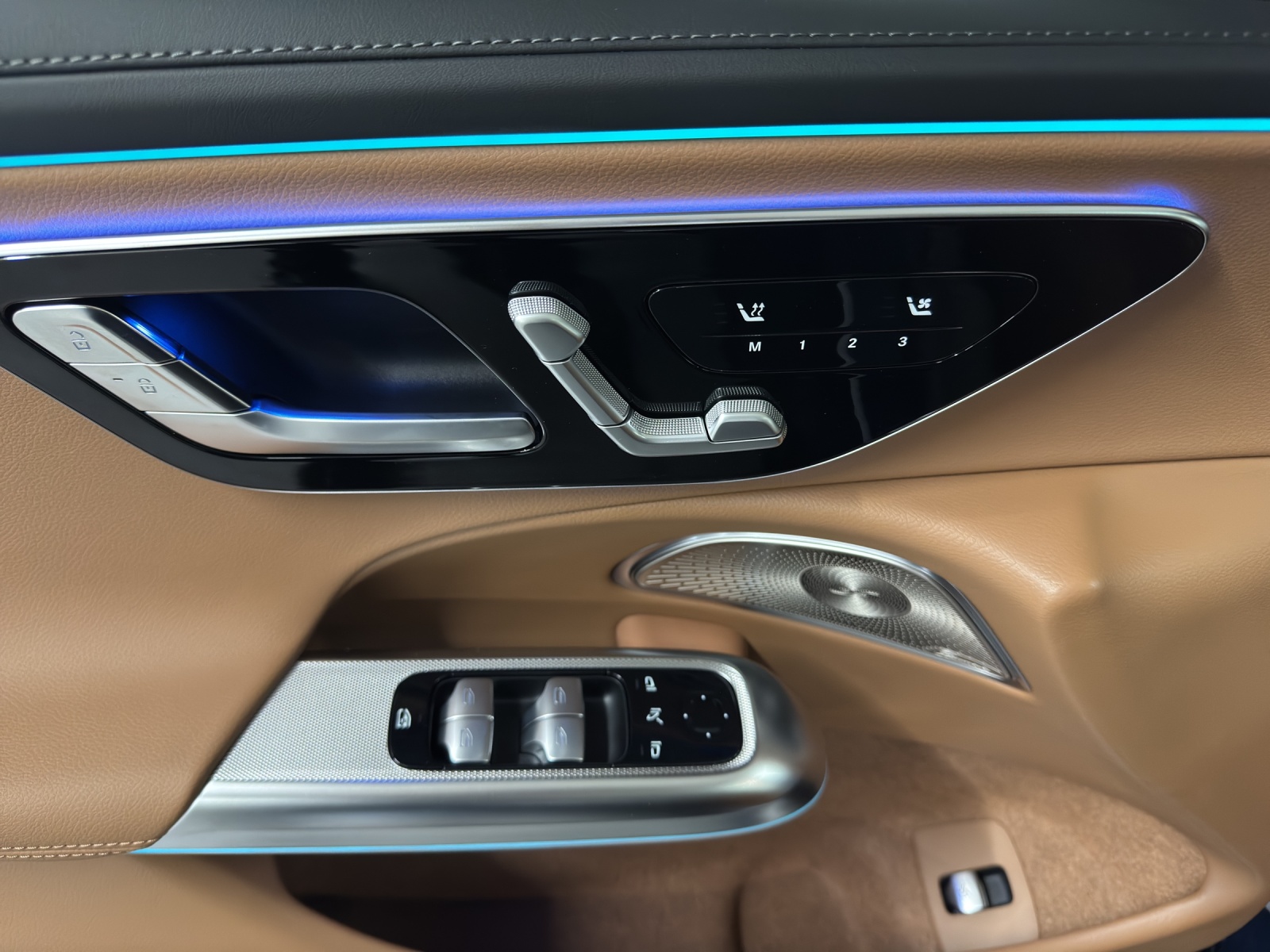 MERCEDES-BENZ E 300 de AMG Line 4Matic-image-6