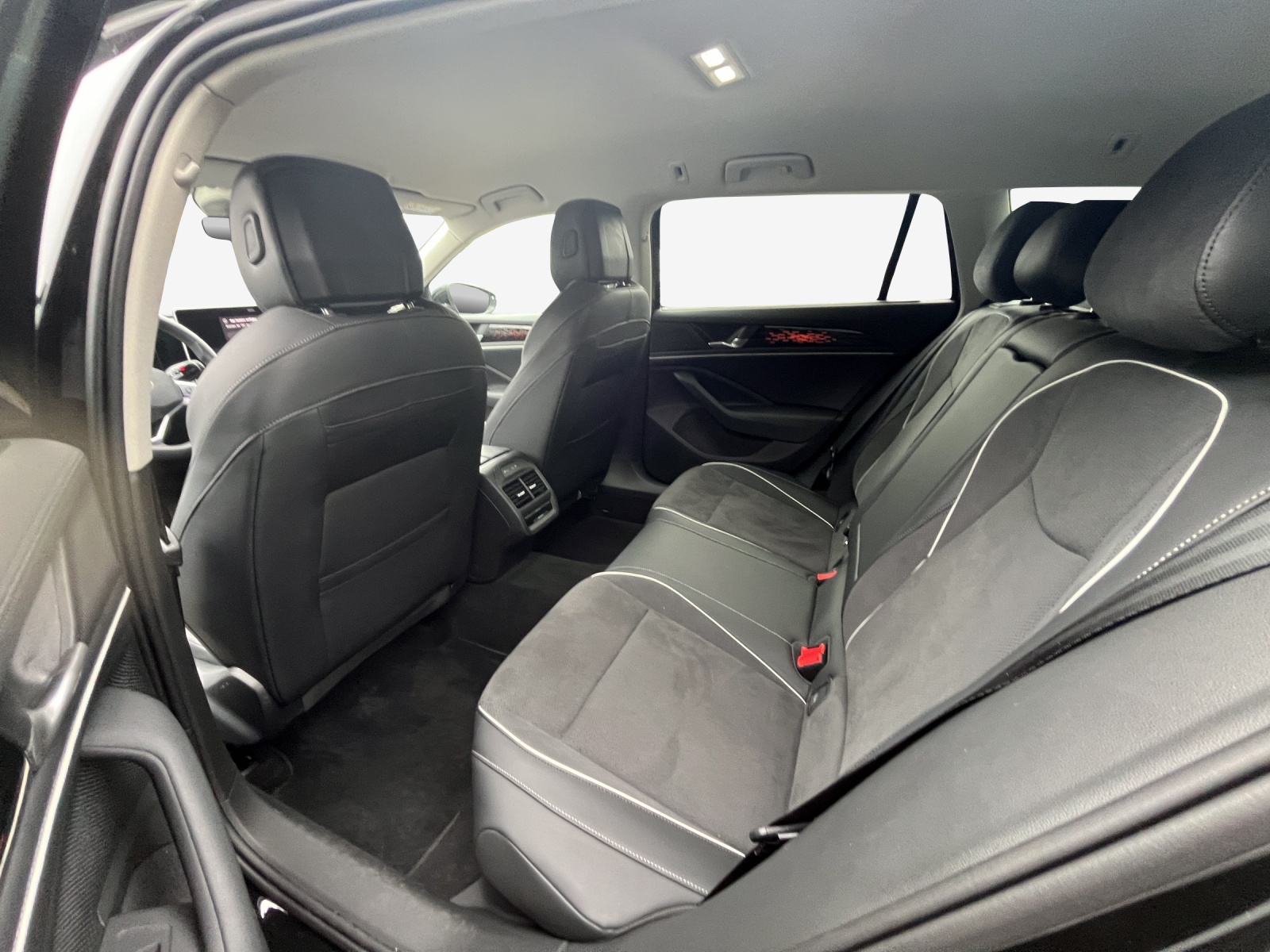 VW Passat Variant 2.0 TDI evo Business 4 Motion DSG-image-11