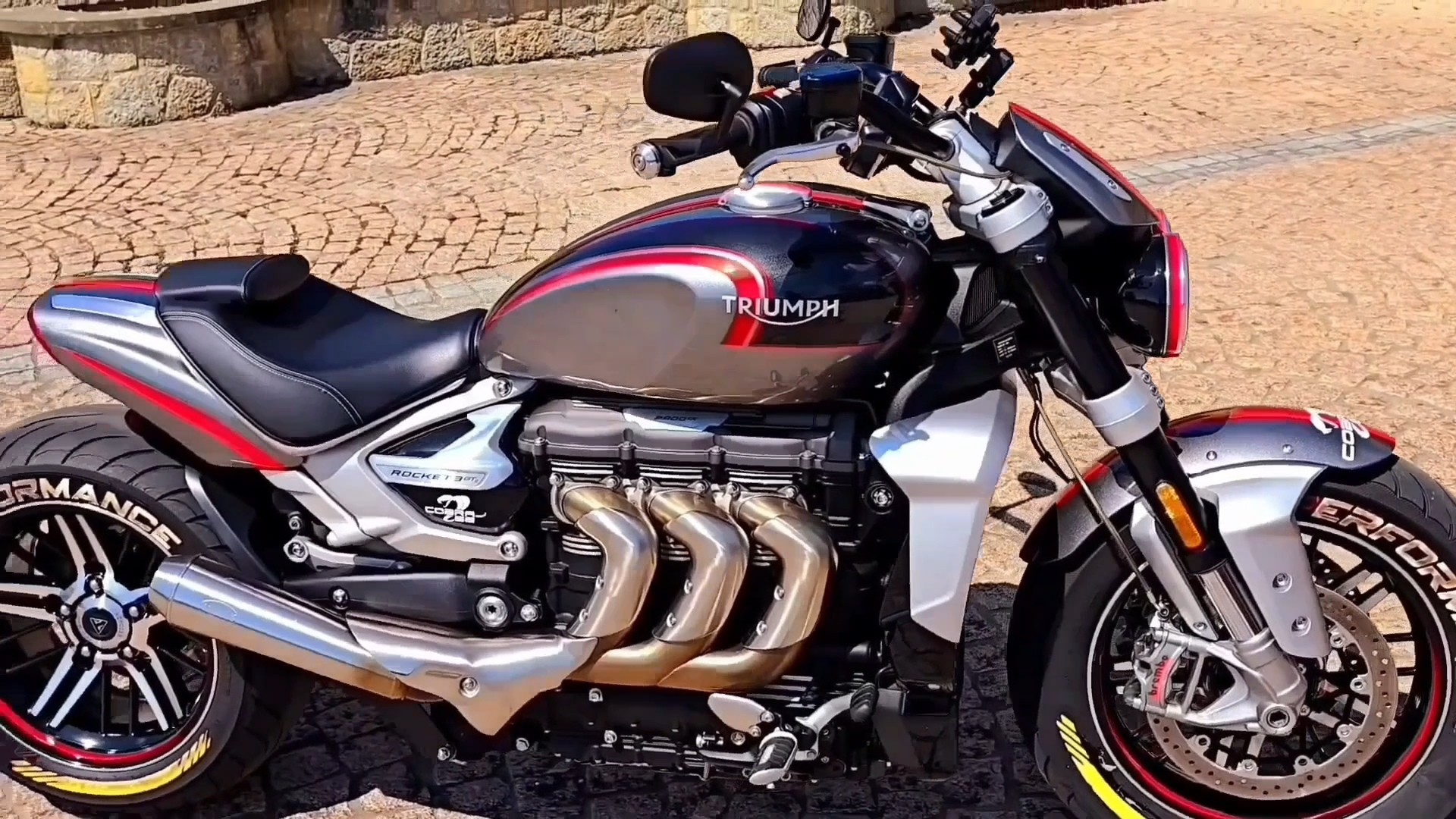 TRIUMPH Rocket 3 GT Triple Black-image-2