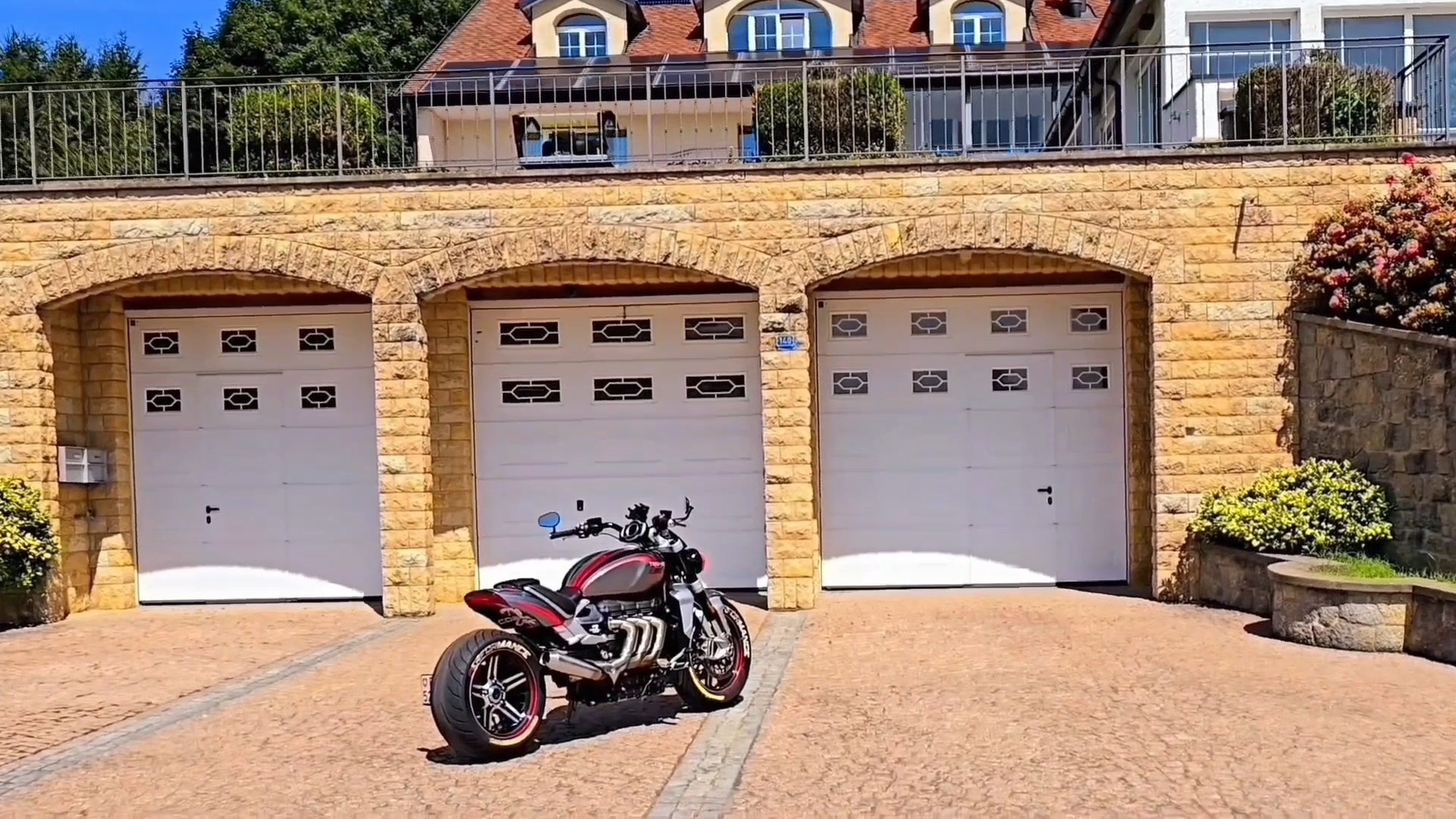 TRIUMPH Rocket 3 GT Triple Black-image-3