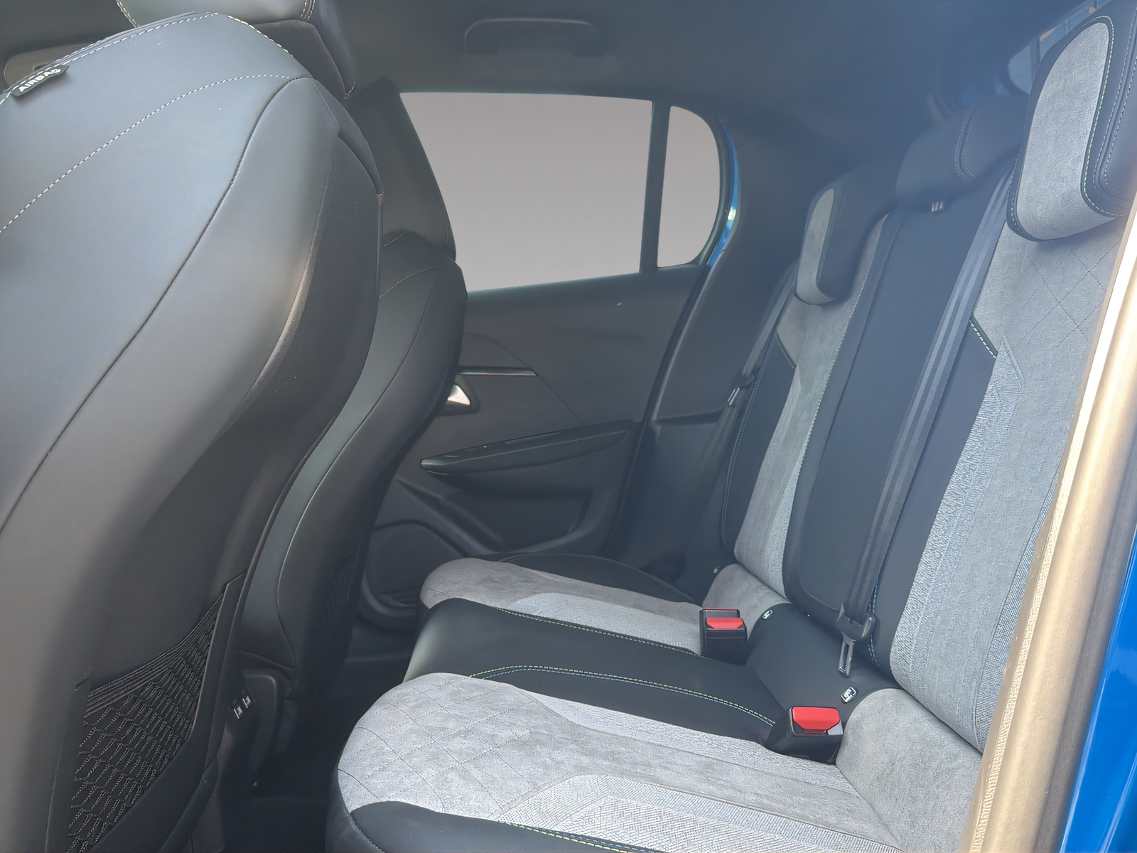 PEUGEOT 208 1.2 PureTech 130 GT Pack-image-16