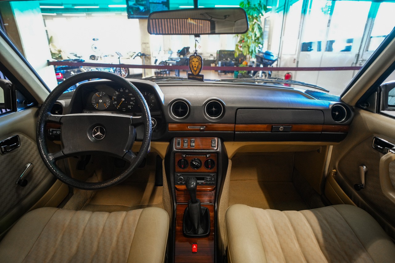 MERCEDES-BENZ 230 CE-image-9