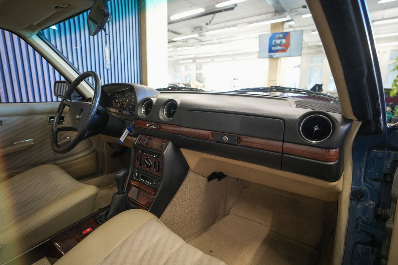MERCEDES-BENZ 230 CE-image-12
