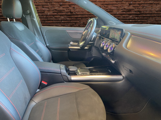 MERCEDES-BENZ EQA 300 AMG Line 4Matic-image-10