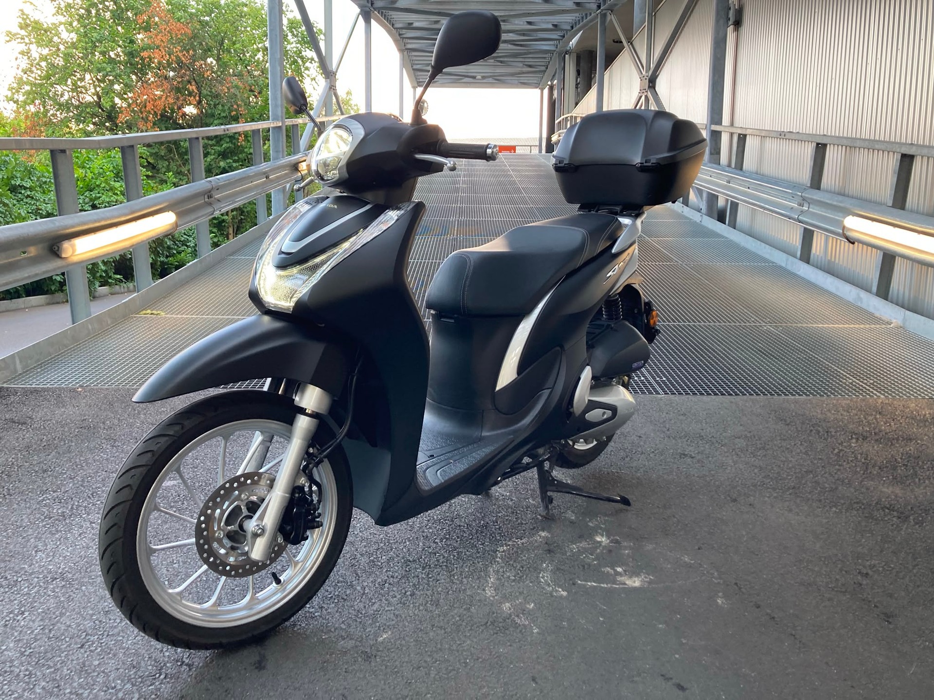 HONDA SH 125 i Mode-showroom-element-1
