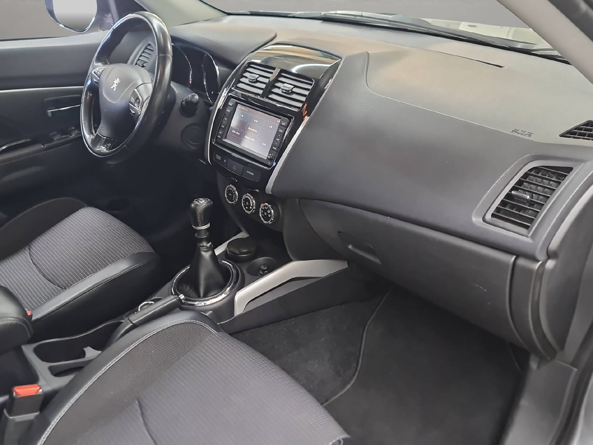 PEUGEOT 4008 1.8 HDi Allure S/S-image-10