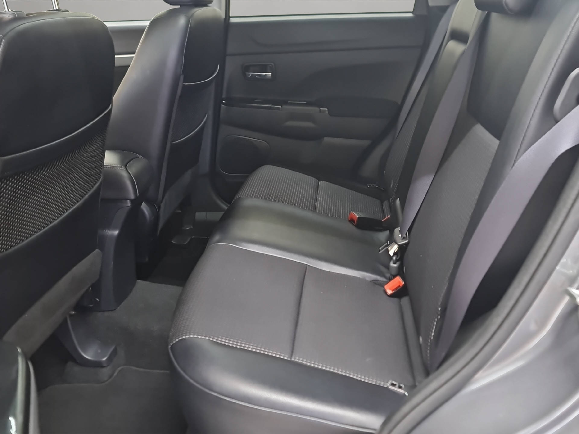PEUGEOT 4008 1.8 HDi Allure S/S-image-9