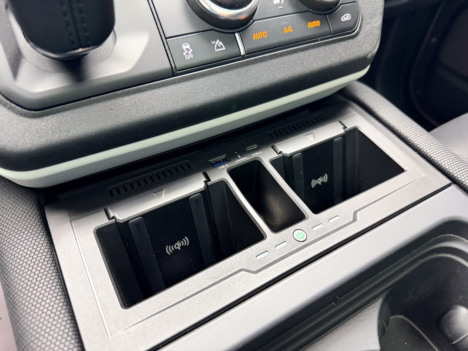 LAND ROVER Defender 90 P400 I6 X-Dynamic S 3.0 AT8-image-9