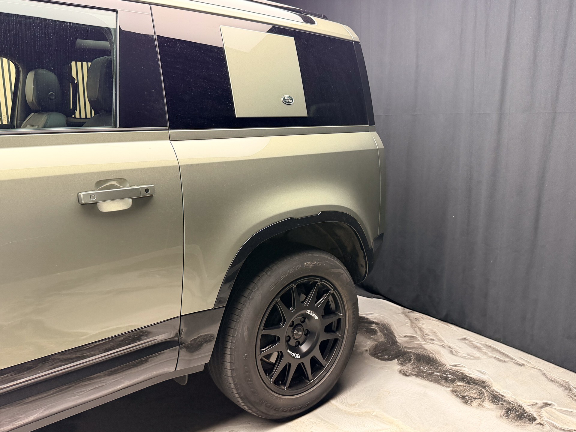 LAND ROVER Defender 90 P400 I6 X-Dynamic S 3.0 AT8-image-3