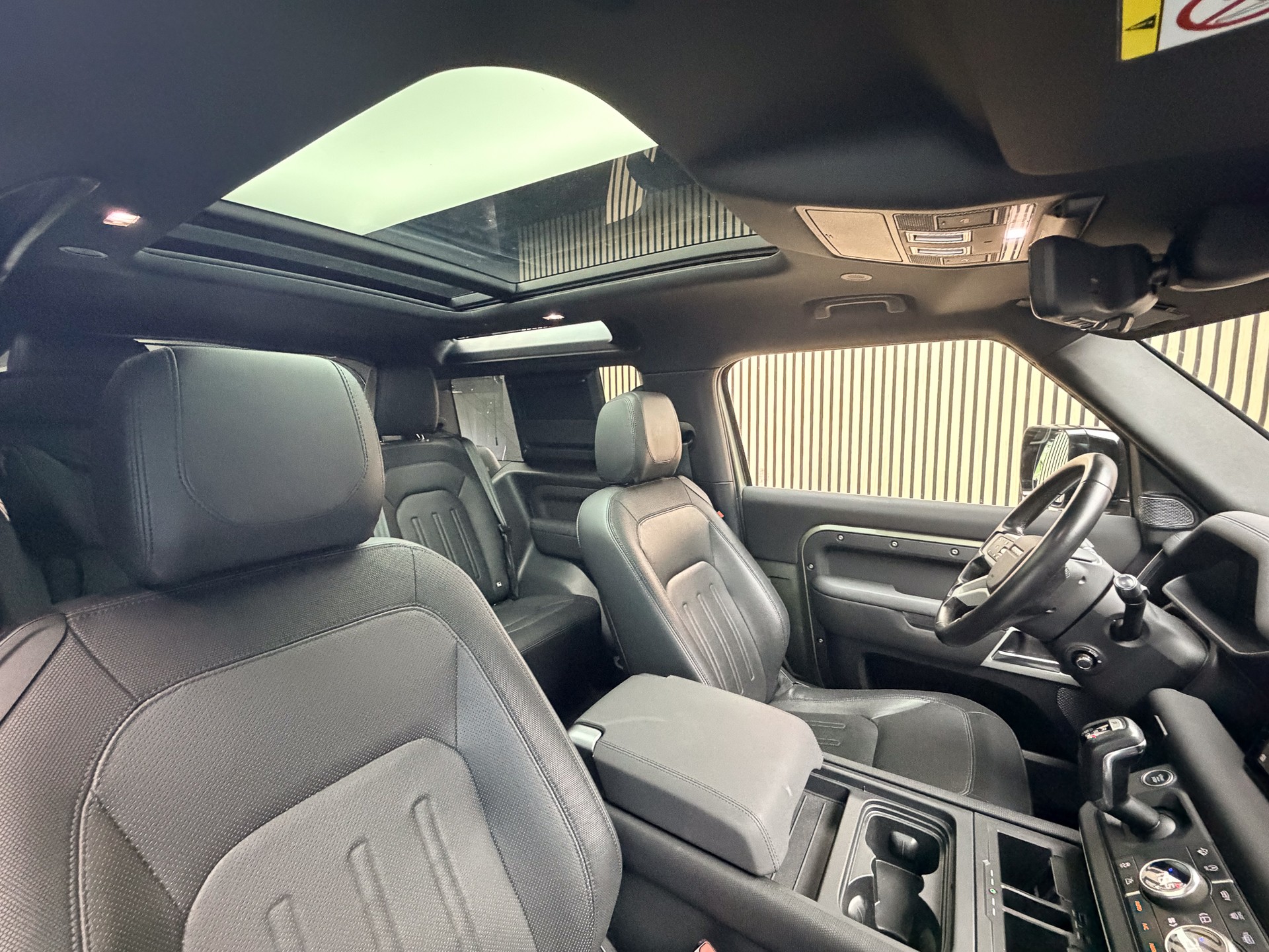 LAND ROVER Defender 90 P400 I6 X-Dynamic S 3.0 AT8-image-7
