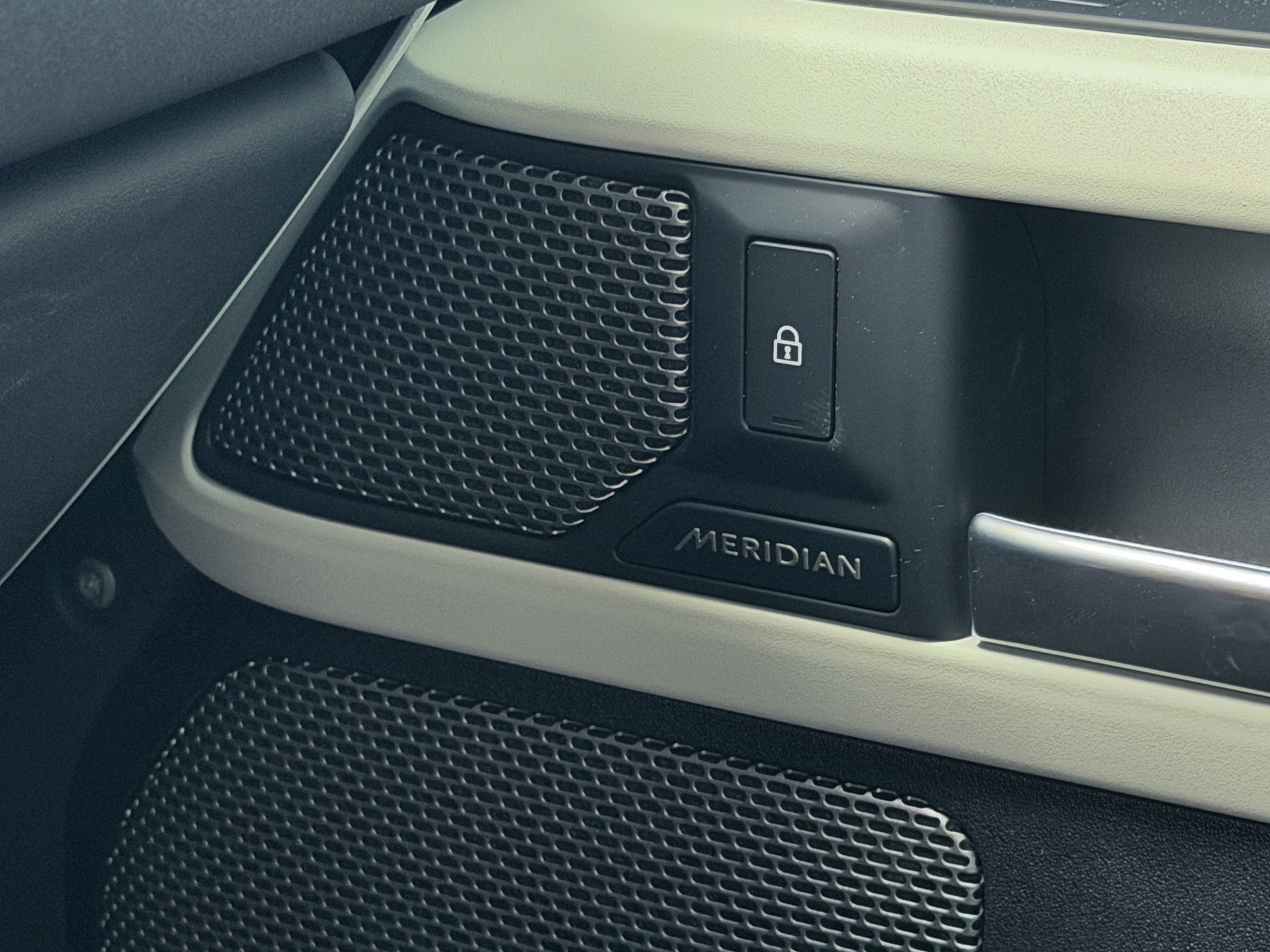 LAND ROVER Defender 90 P400 I6 X-Dynamic S 3.0 AT8-image-8