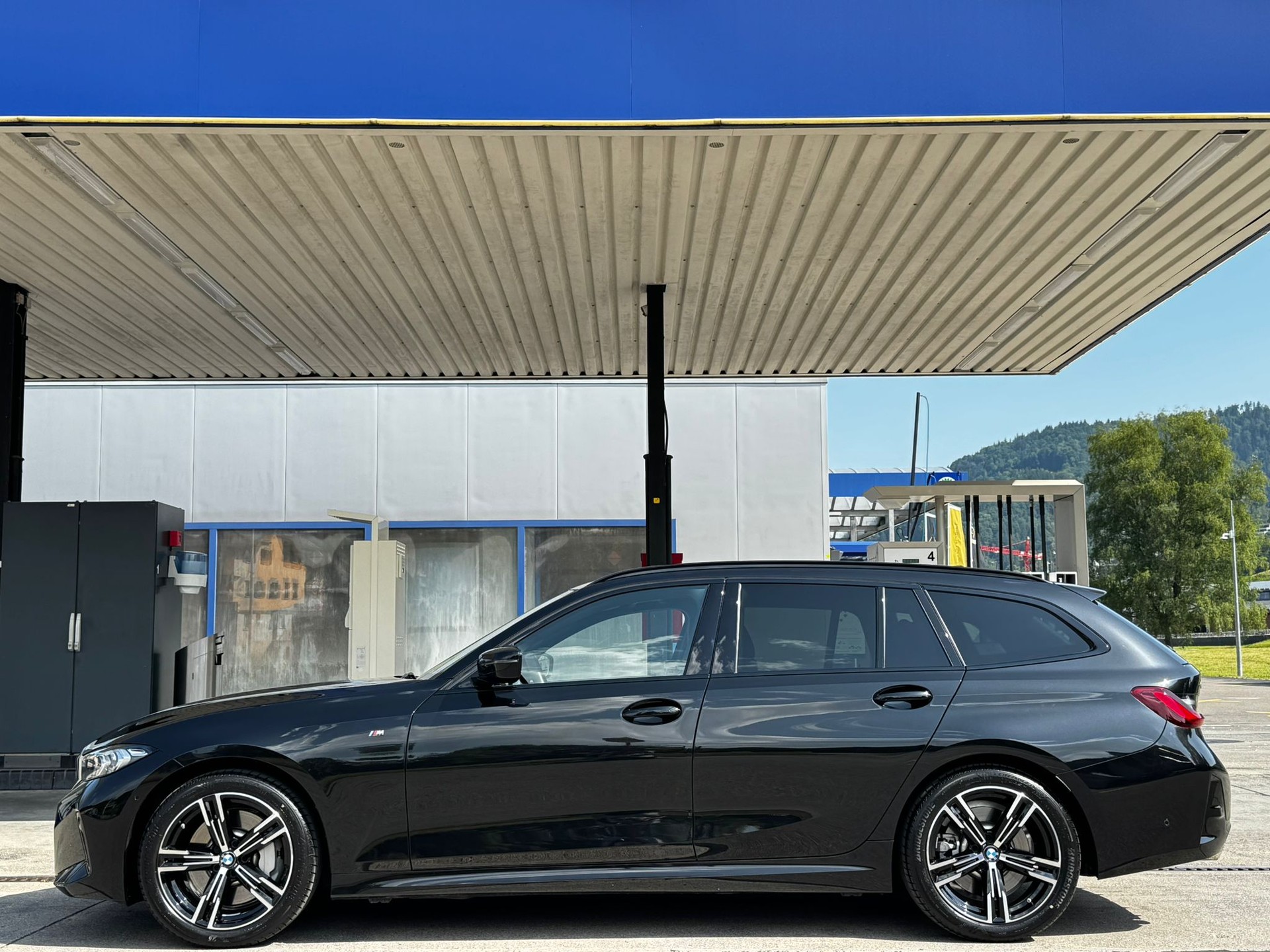BMW 330i Touring xDrive Steptronic M Sport *Shadow-Line**Live Cockpit**245PS**Modell 2025*-image-3
