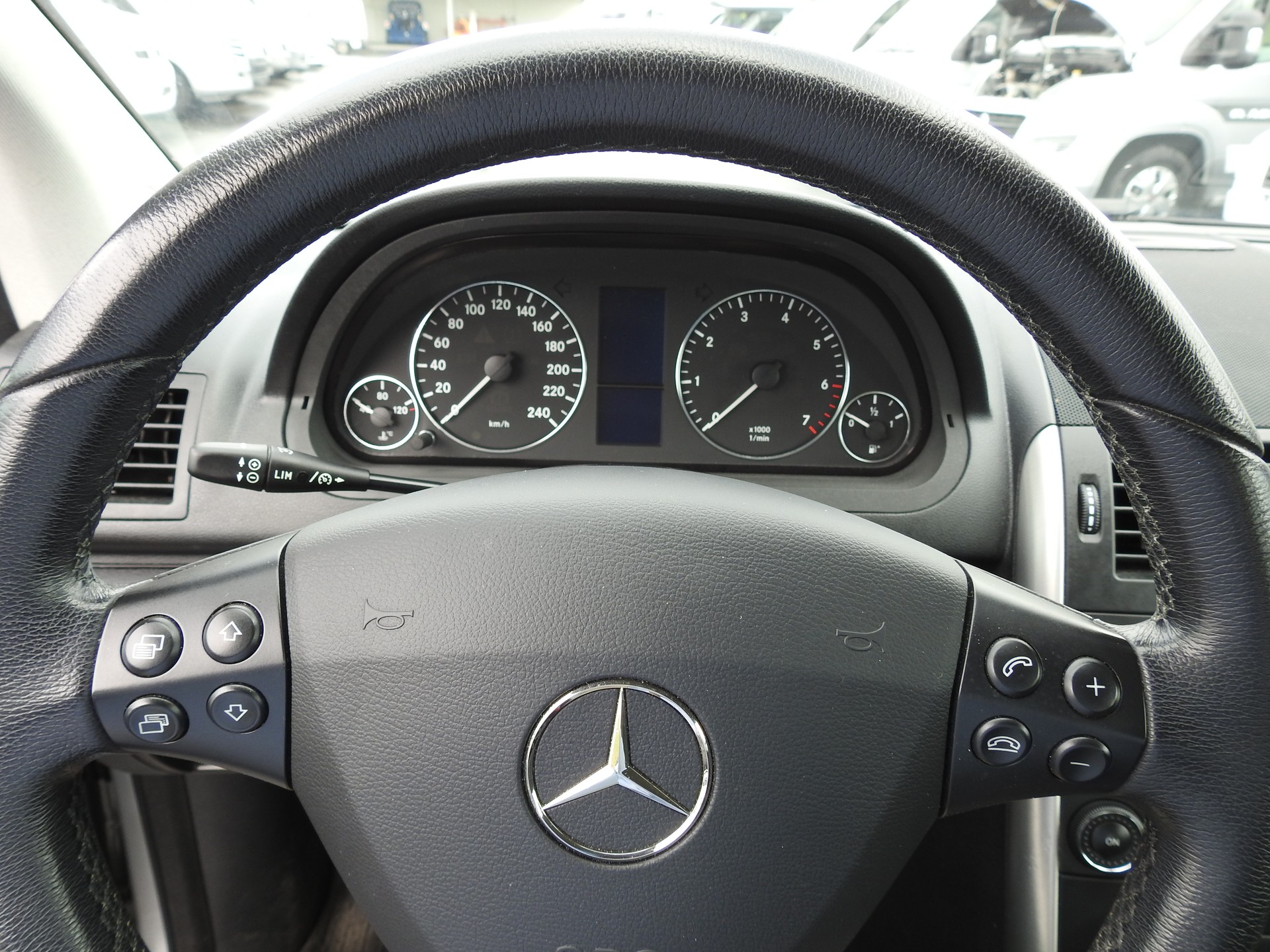 MERCEDES-BENZ A 180 Avantgarde Selection Autotronic-image-25