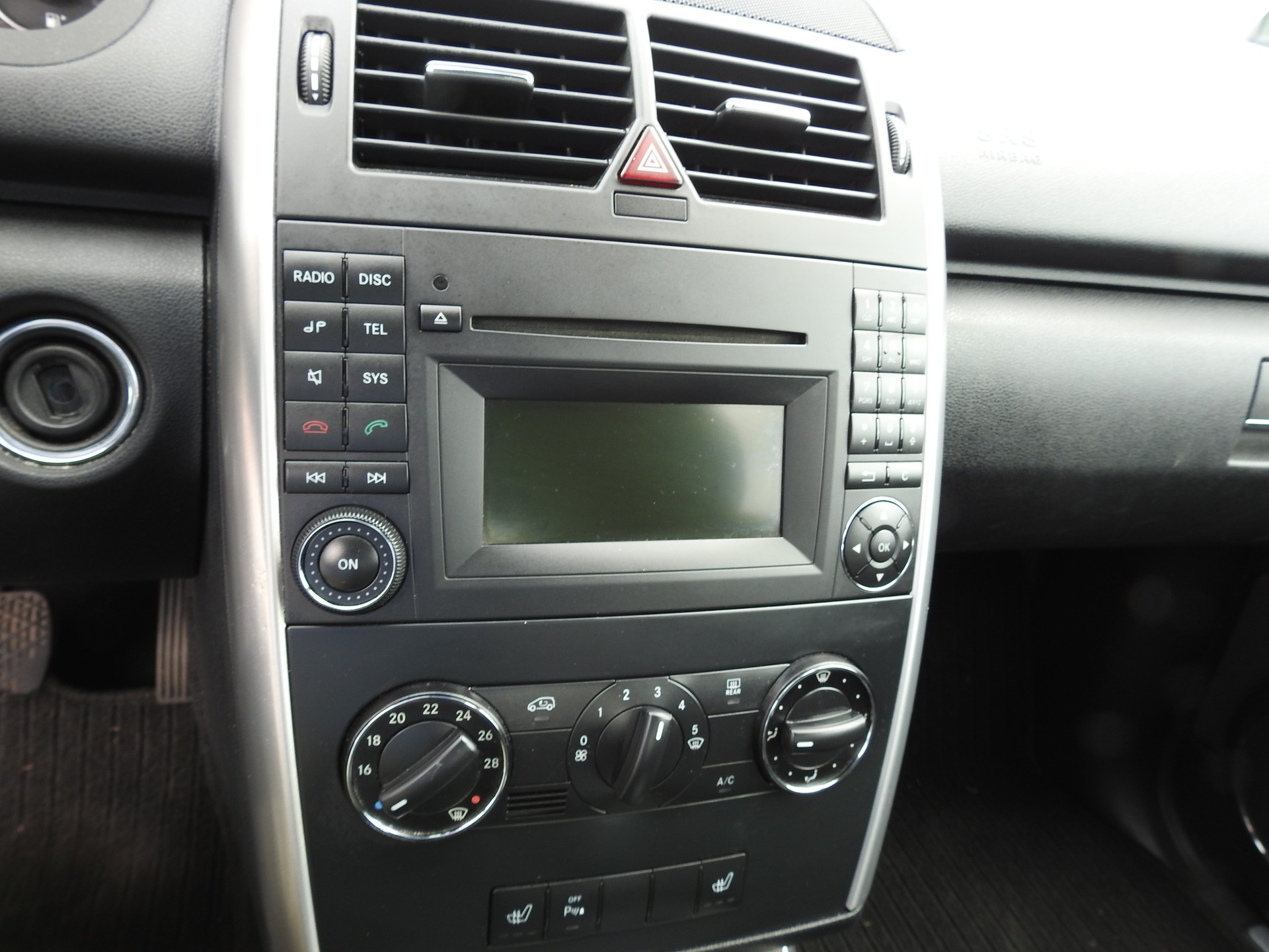 MERCEDES-BENZ A 180 Avantgarde Selection Autotronic-image-19