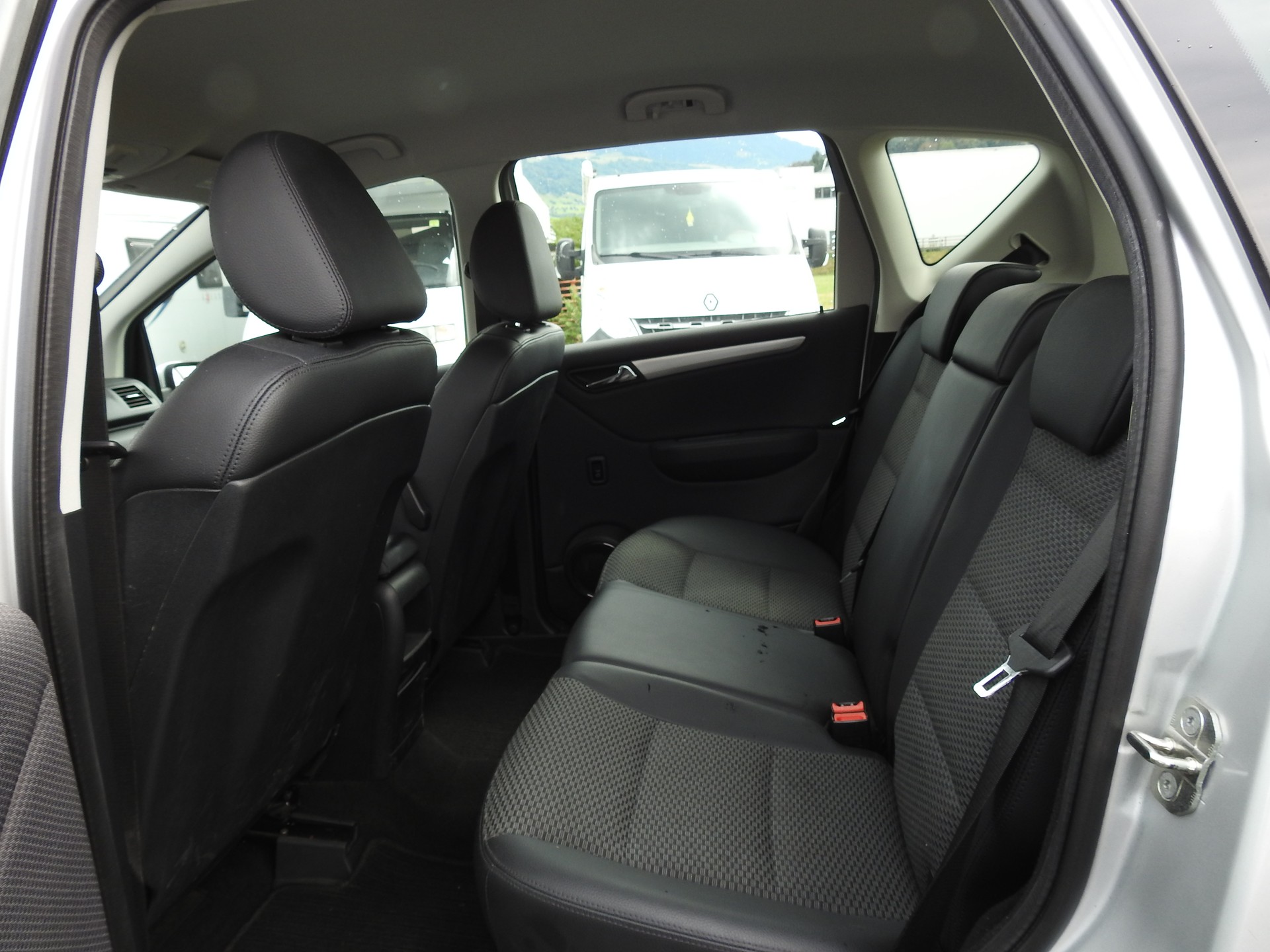 MERCEDES-BENZ A 180 Avantgarde Selection Autotronic-image-13