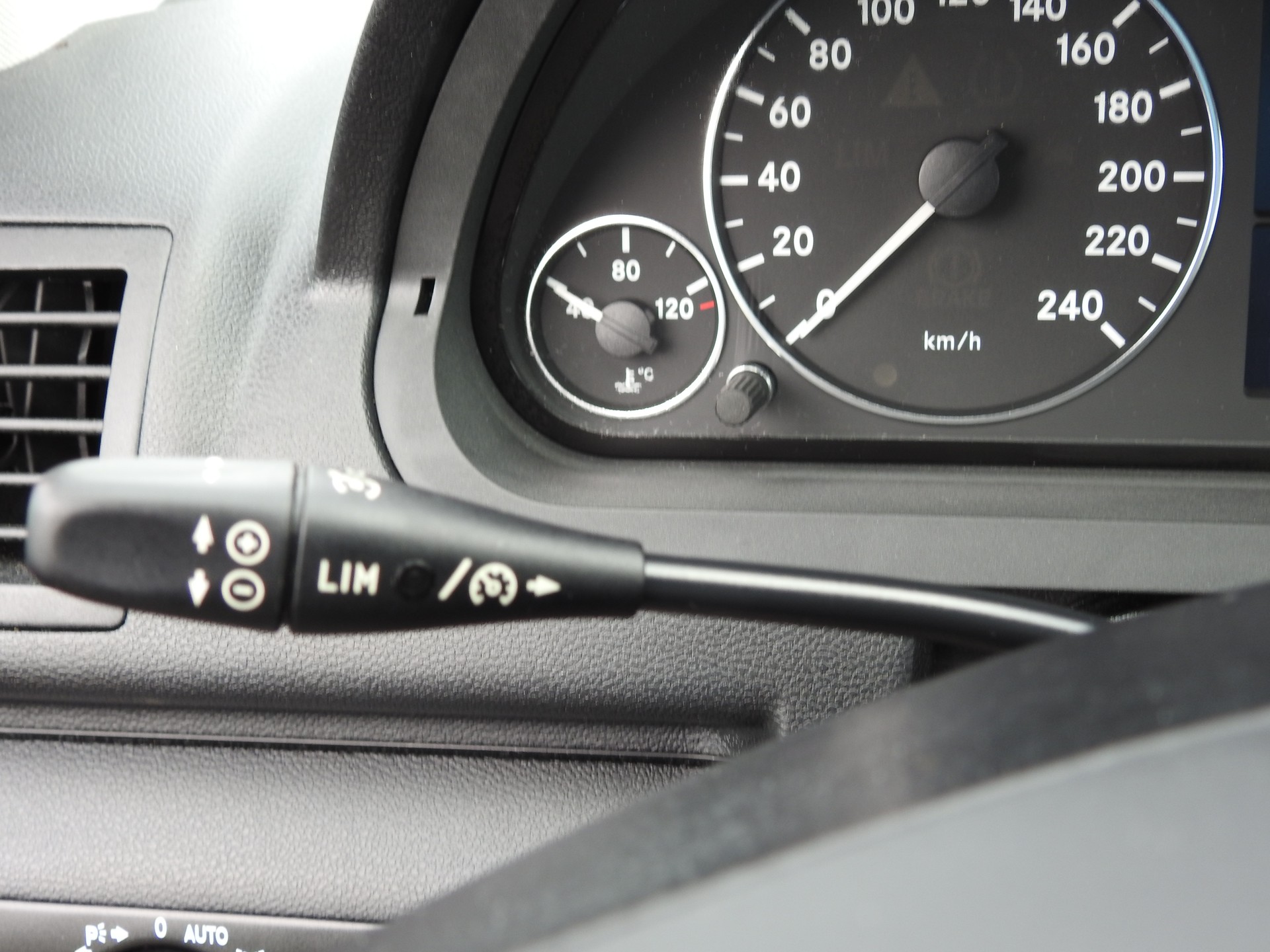 MERCEDES-BENZ A 180 Avantgarde Selection Autotronic-image-24