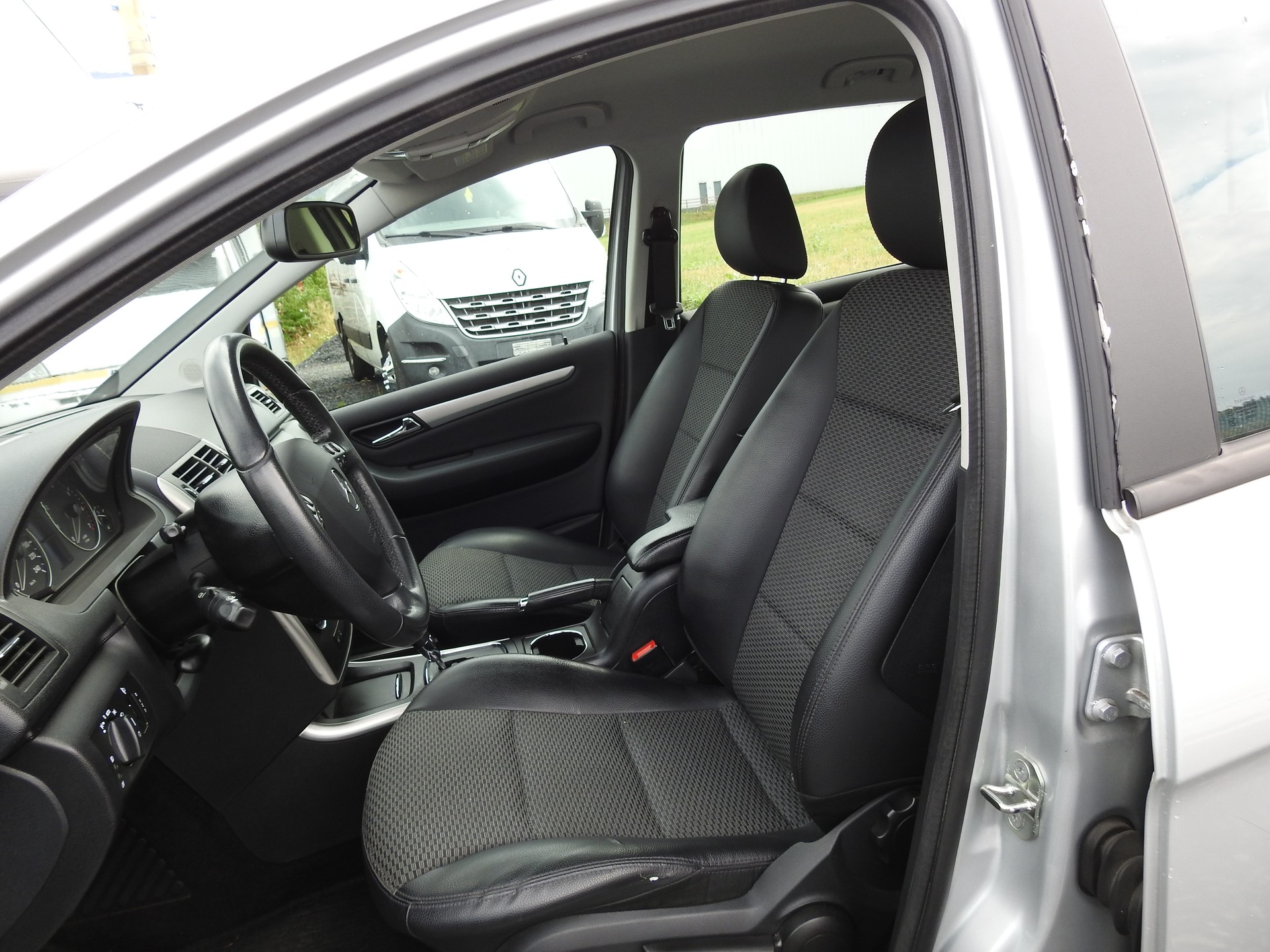 MERCEDES-BENZ A 180 Avantgarde Selection Autotronic-image-12