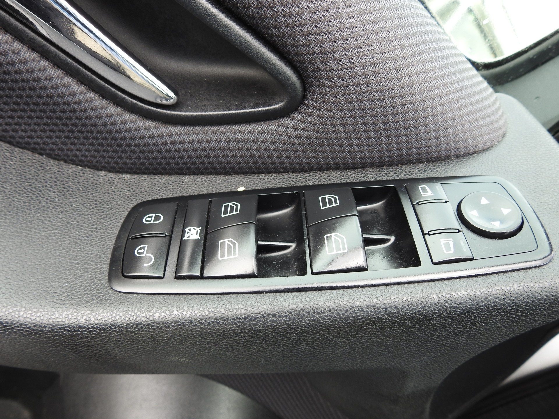 MERCEDES-BENZ A 180 Avantgarde Selection Autotronic-image-21