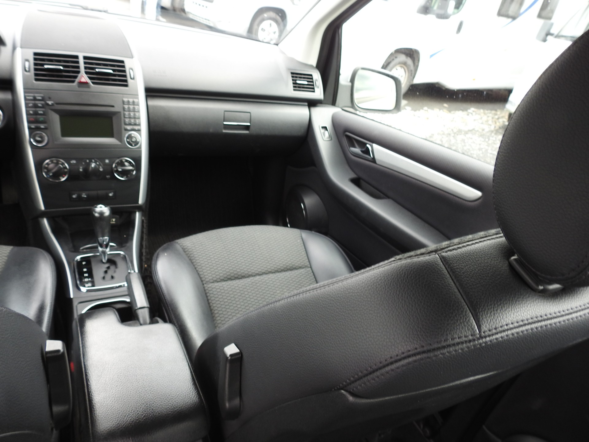 MERCEDES-BENZ A 180 Avantgarde Selection Autotronic-image-17