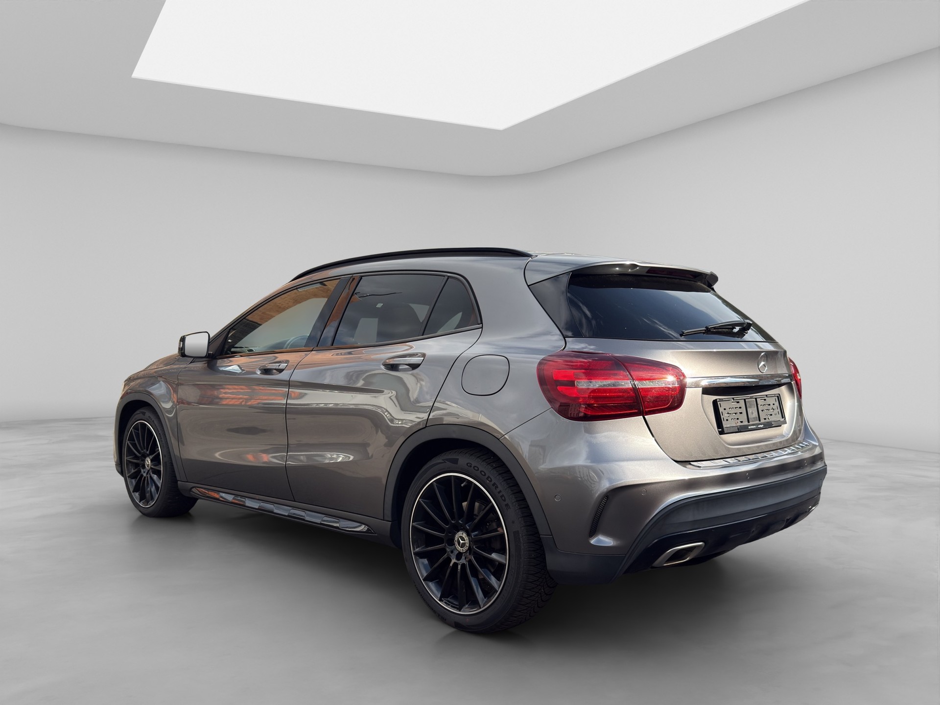 MERCEDES-BENZ GLA 250 AMG Line 4Matic 7G-DCT-showroom-element-3