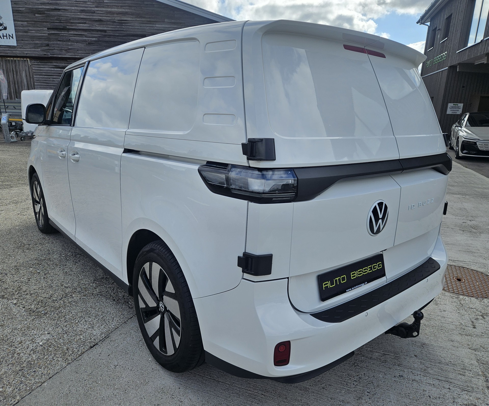 VW ID. Buzz Cargo Pro 4Motion mit 2 Schiebetüren und Anhängerkupplung-image-5