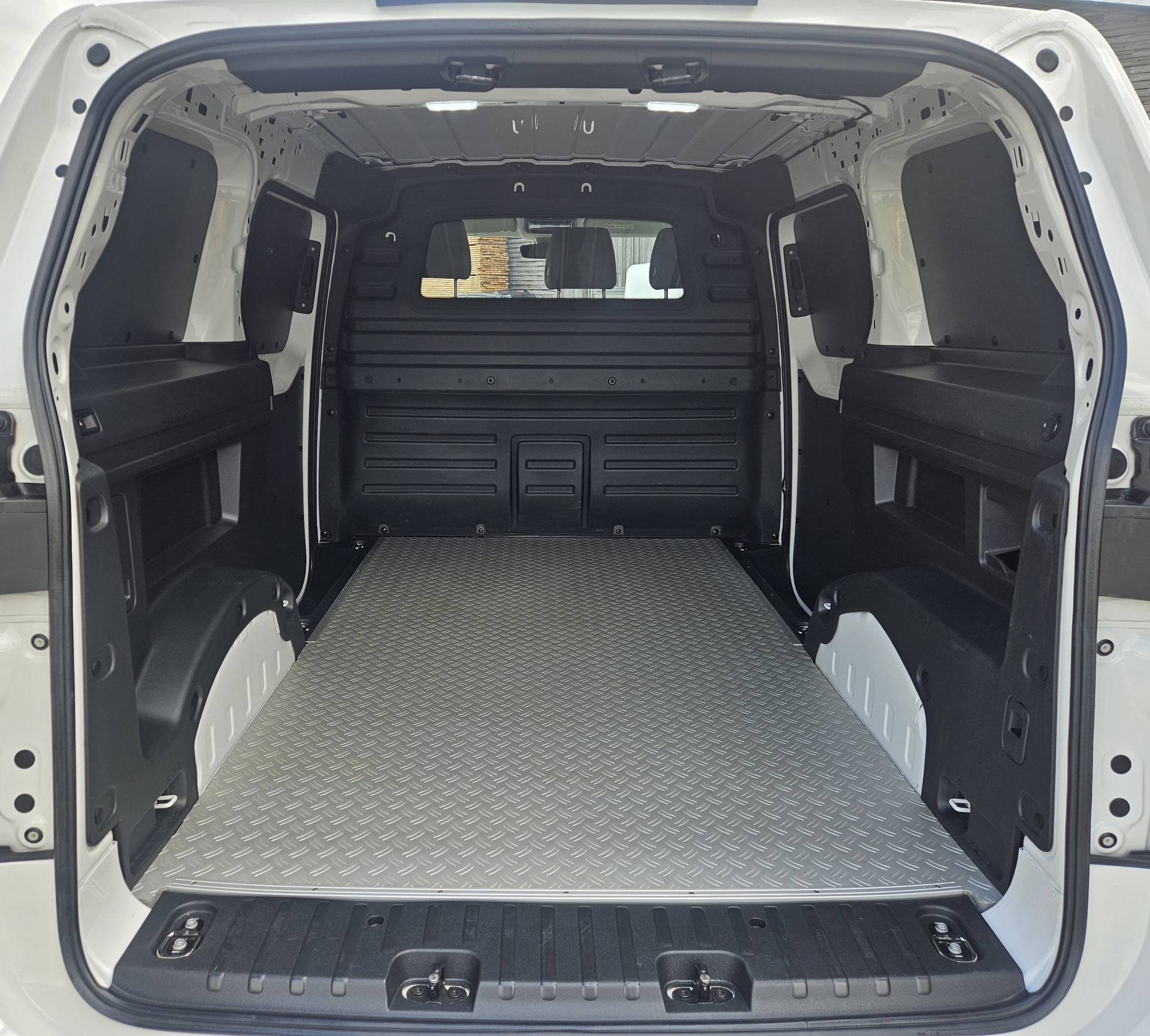 VW ID. Buzz Cargo Pro 4Motion mit 2 Schiebetüren und Anhängerkupplung-image-7