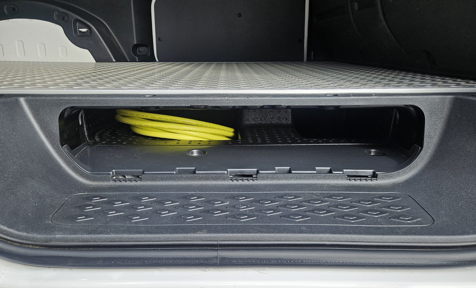 VW ID. Buzz Cargo Pro 4Motion mit 2 Schiebetüren und Anhängerkupplung-image-13