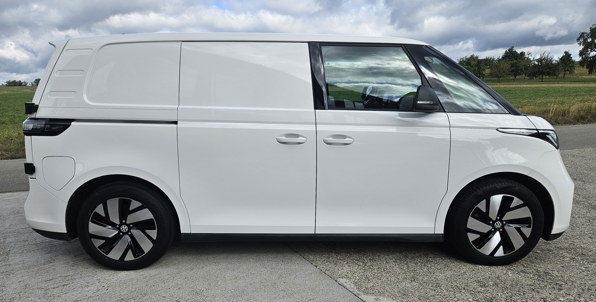 VW ID. Buzz Cargo Pro 4Motion mit 2 Schiebetüren und Anhängerkupplung-image-11
