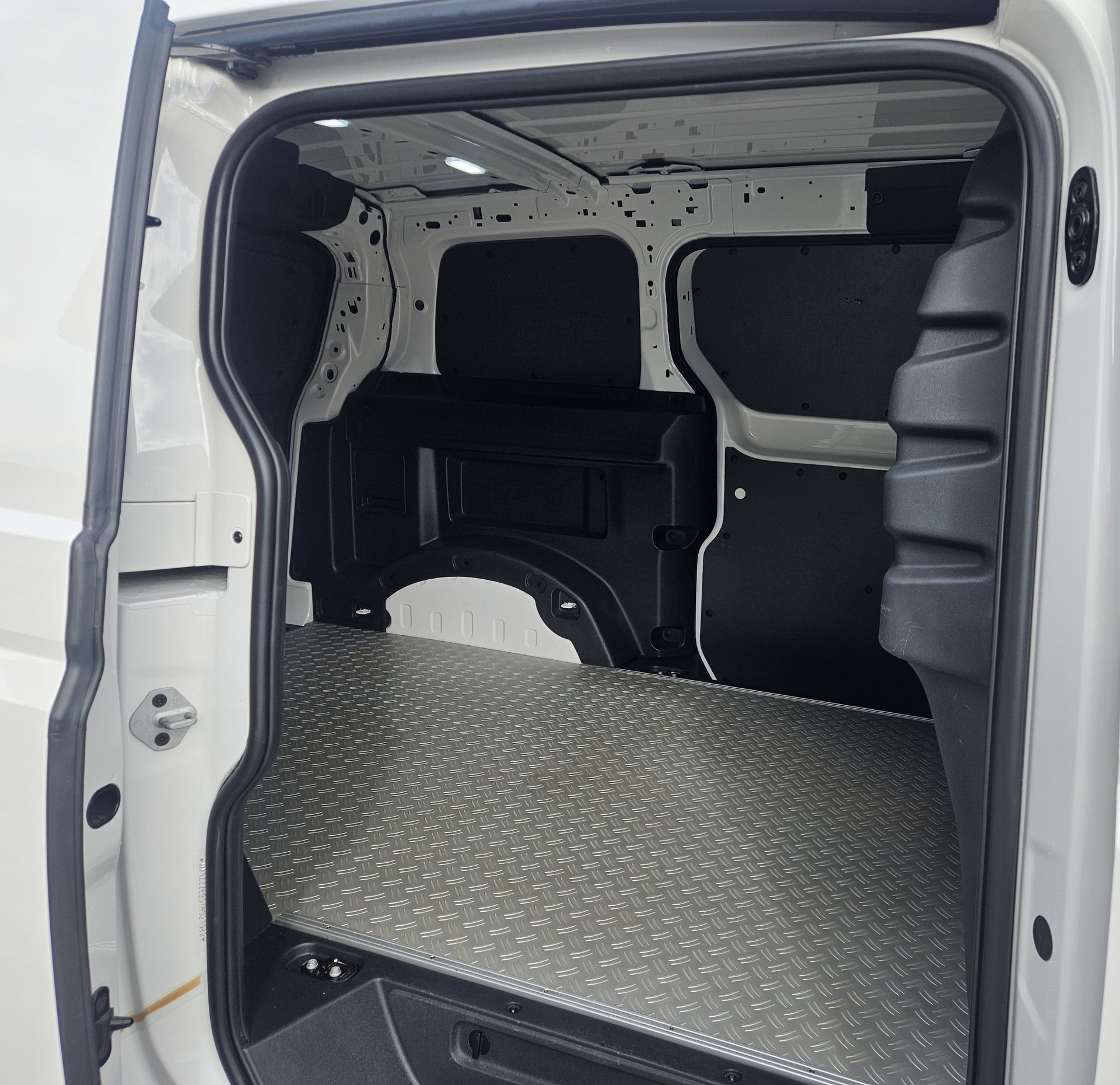 VW ID. Buzz Cargo Pro 4Motion mit 2 Schiebetüren und Anhängerkupplung-image-12