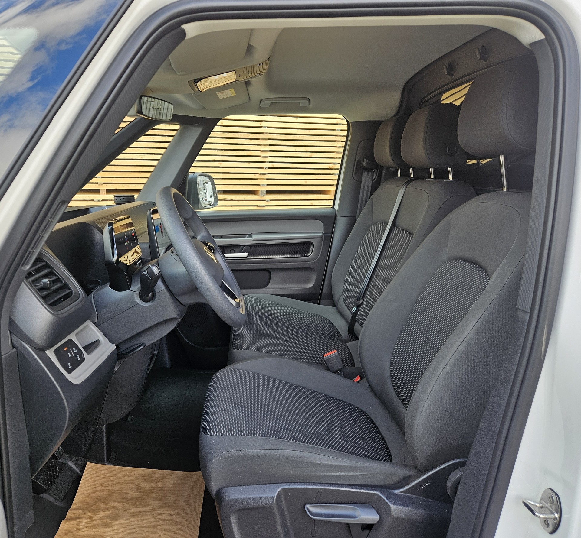 VW ID. Buzz Cargo Pro 4Motion mit 2 Schiebetüren und Anhängerkupplung-image-14