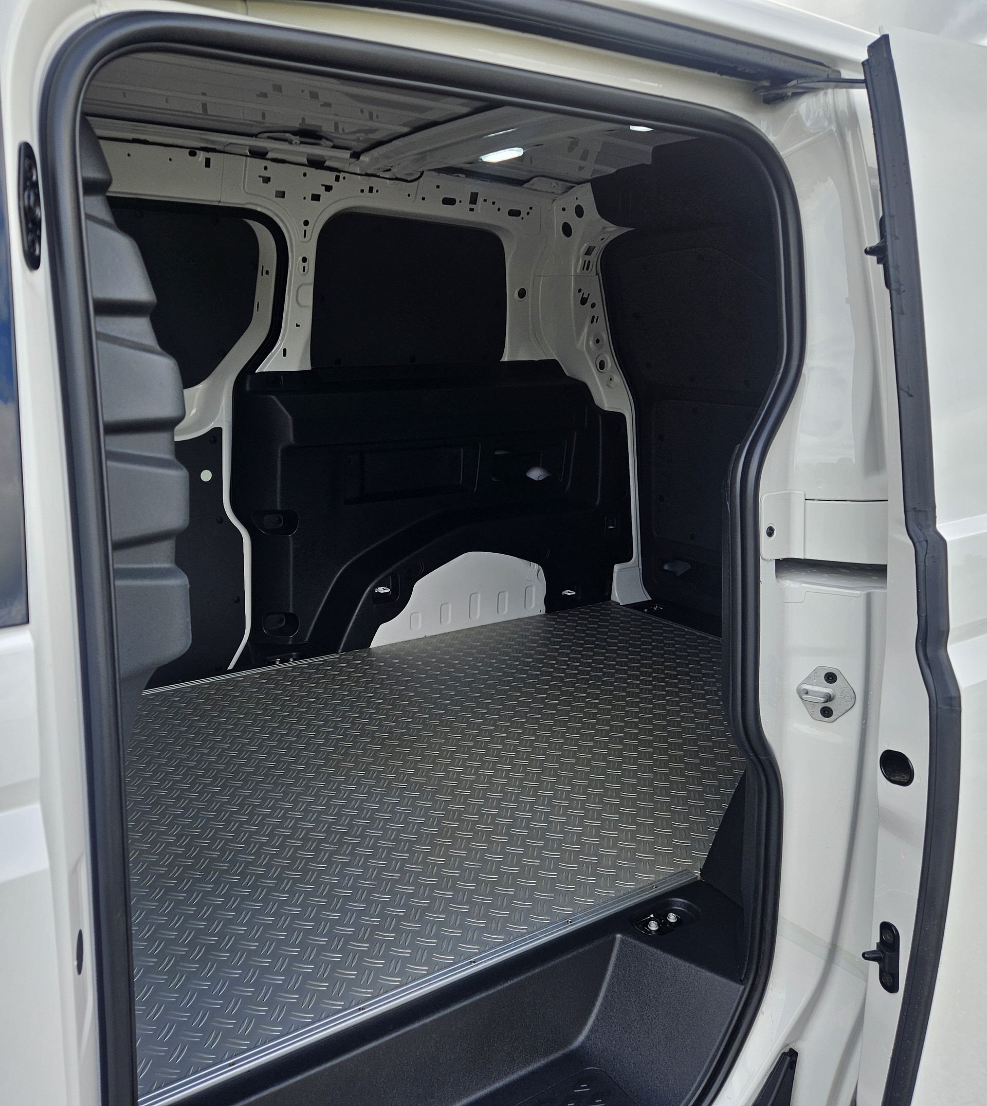 VW ID. Buzz Cargo Pro 4Motion mit 2 Schiebetüren und Anhängerkupplung-image-4