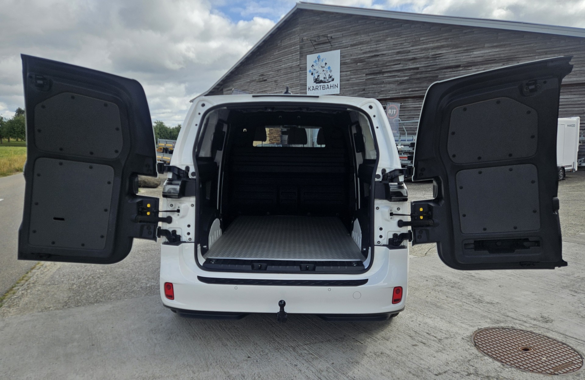 VW ID. Buzz Cargo Pro 4Motion mit 2 Schiebetüren und Anhängerkupplung-image-8