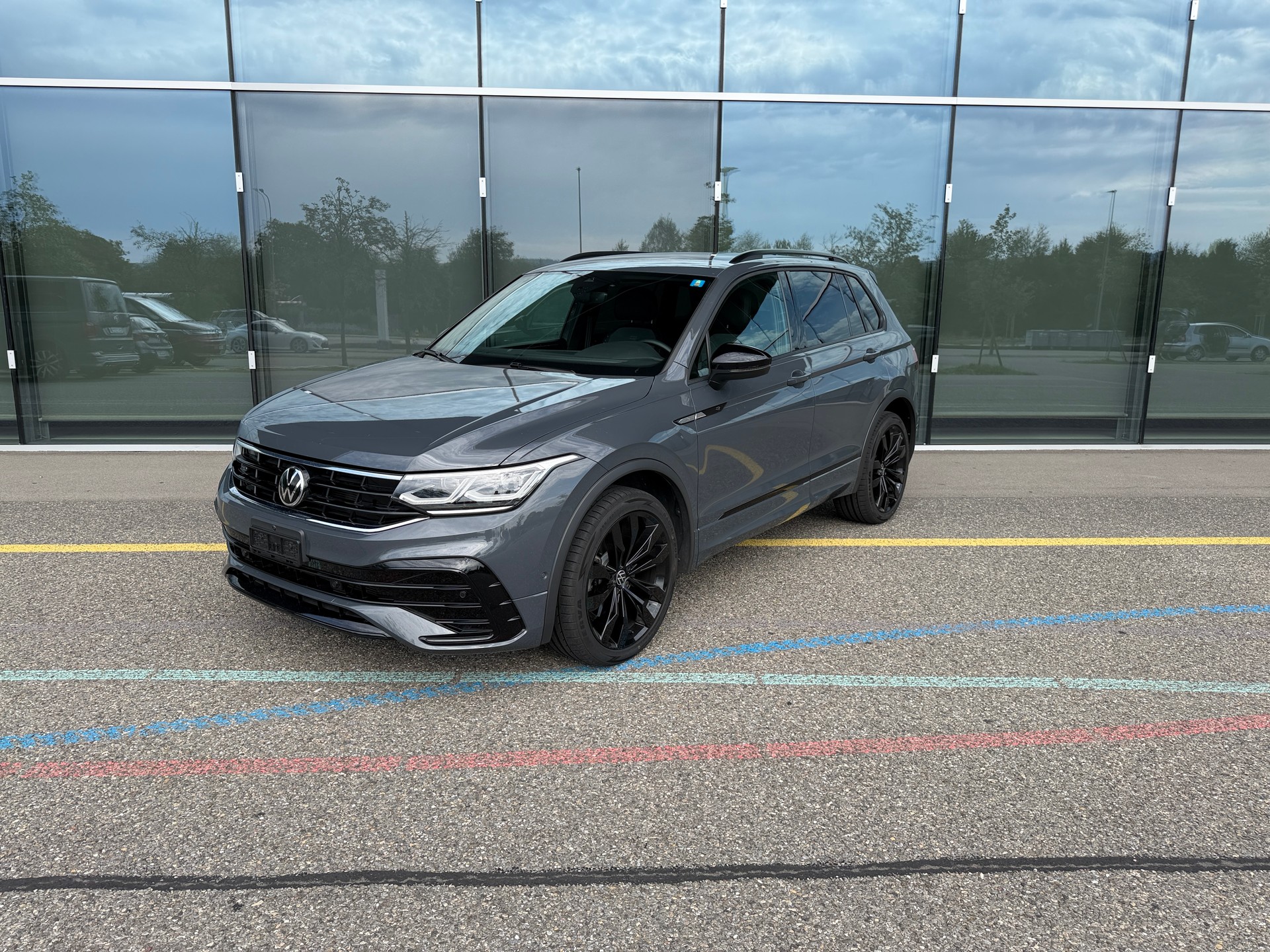 VW Tiguan 2.0 TDI SCR -- R-LINE -- 4Motion DSG - Anhängerkupplung ---image-0