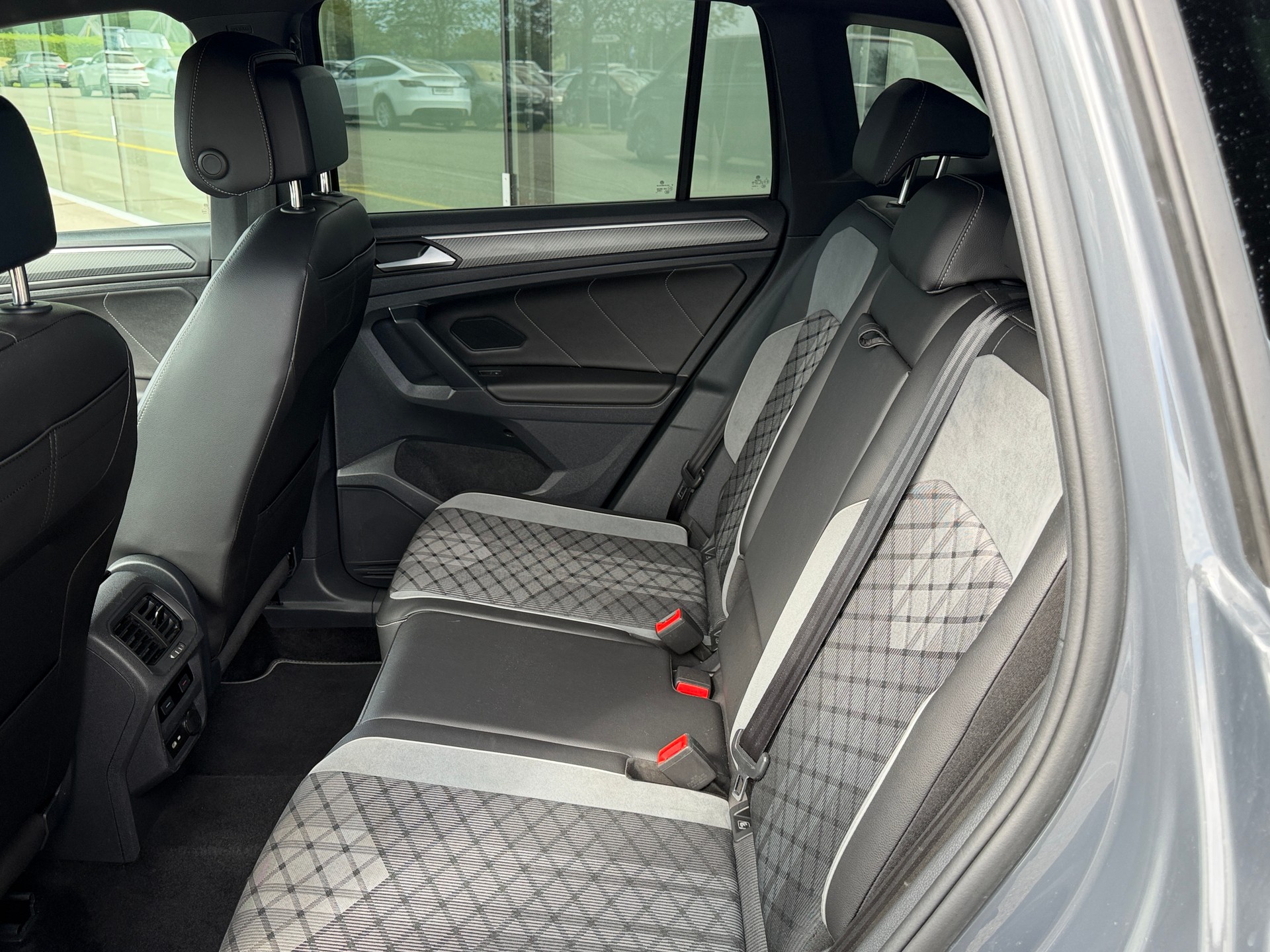 VW Tiguan 2.0 TDI SCR -- R-LINE -- 4Motion DSG - Anhängerkupplung ---image-14