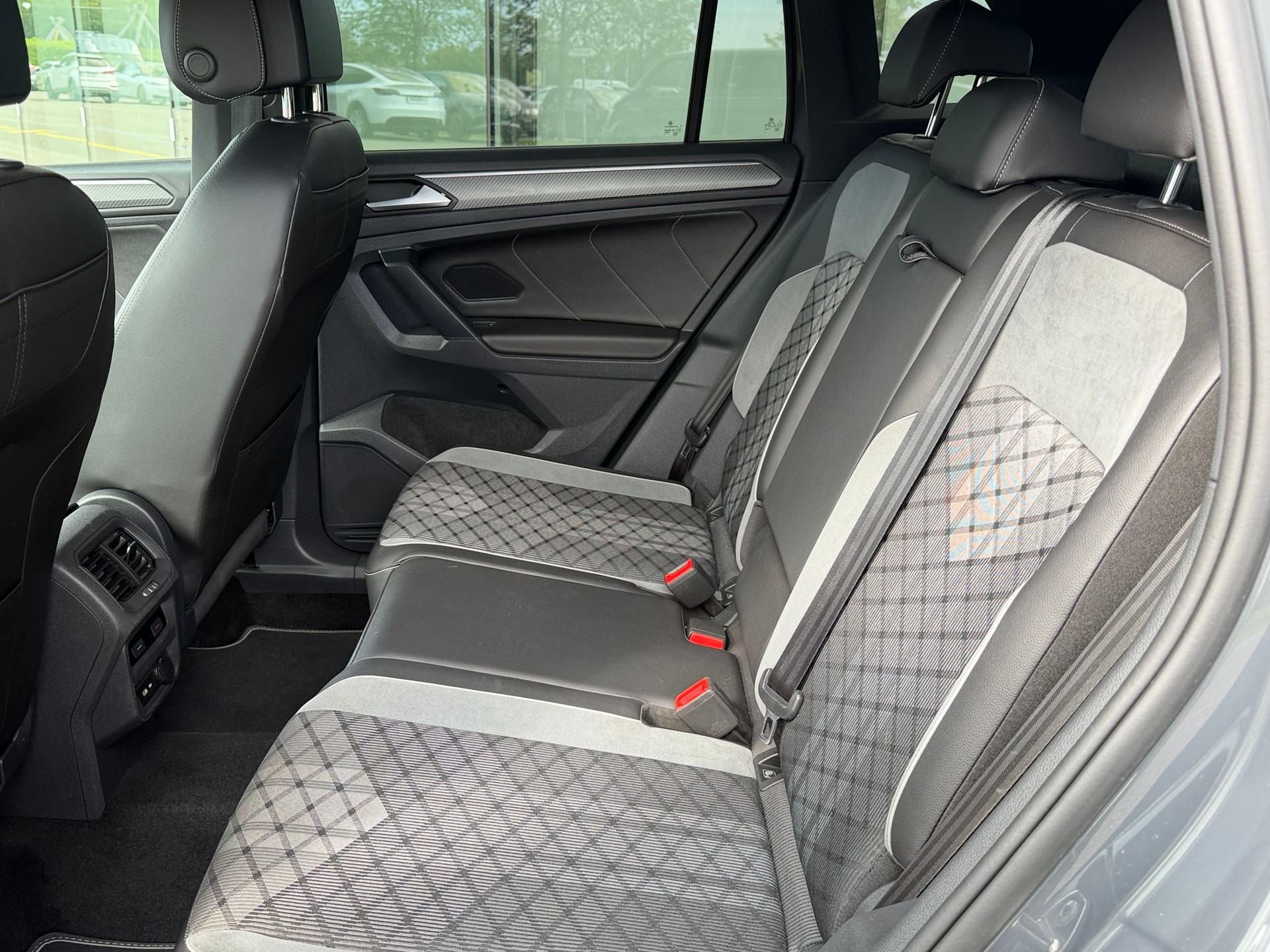 VW Tiguan 2.0 TDI SCR -- R-LINE -- 4Motion DSG - Anhängerkupplung ---image-13