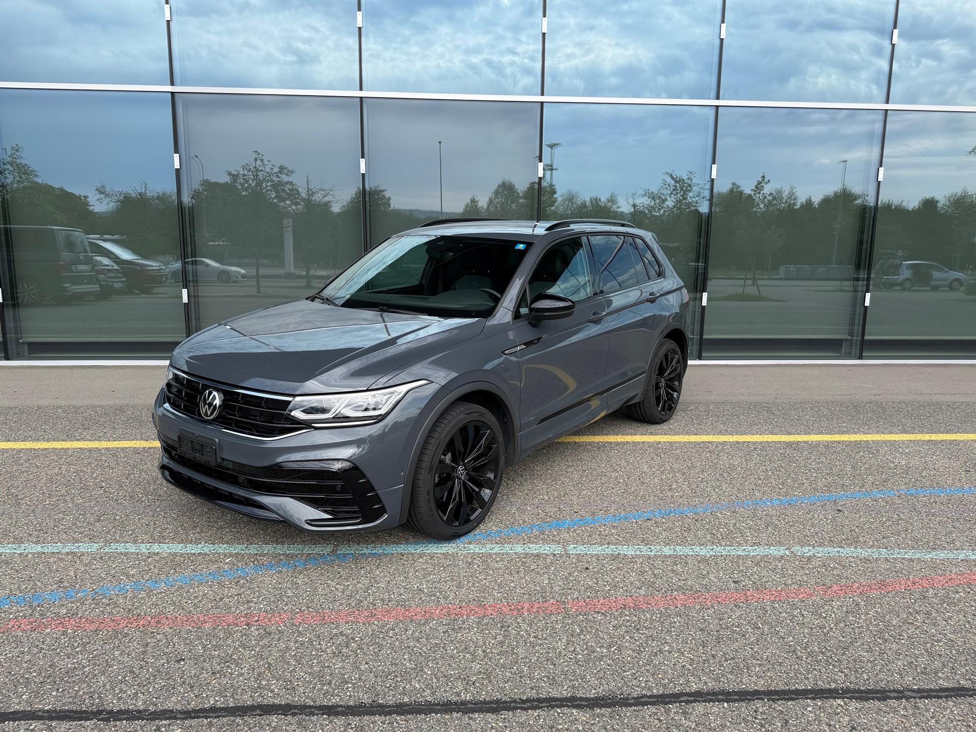 VW Tiguan 2.0 TDI SCR -- R-LINE -- 4Motion DSG - Anhängerkupplung ---image-1