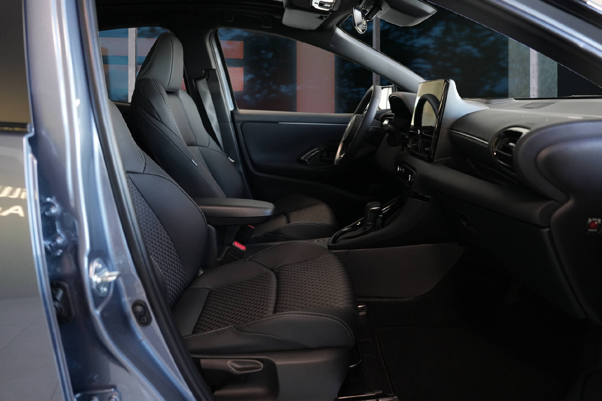 TOYOTA Yaris 1.5 VVT-i HSD Premium-image-5