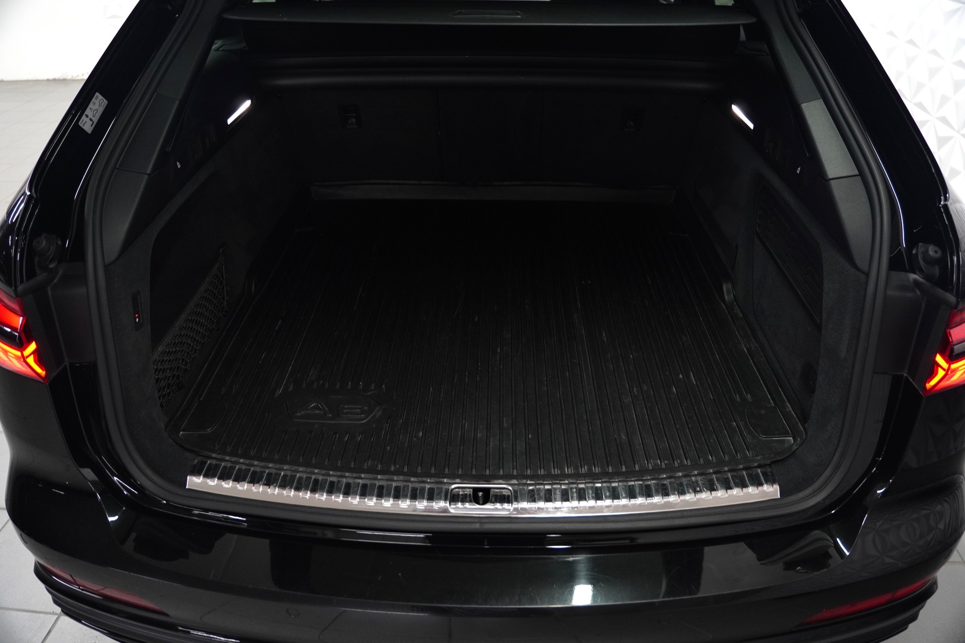 AUDI A6 Avant 45 TFSI Sport Attraction quattro S-tronic-image-25